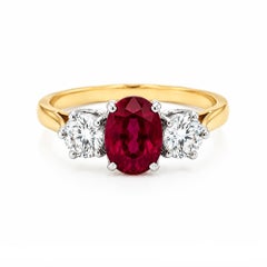 Bague vintage « trilogie » en or 18 carats avec un diamant rubis d'un carat non traité thermiquement, taille ovale arrondie
