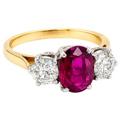 Bague vintage « trilogie » en or 18 carats avec un diamant rubis d'un carat non traité thermiquement, taille ovale arrondie
