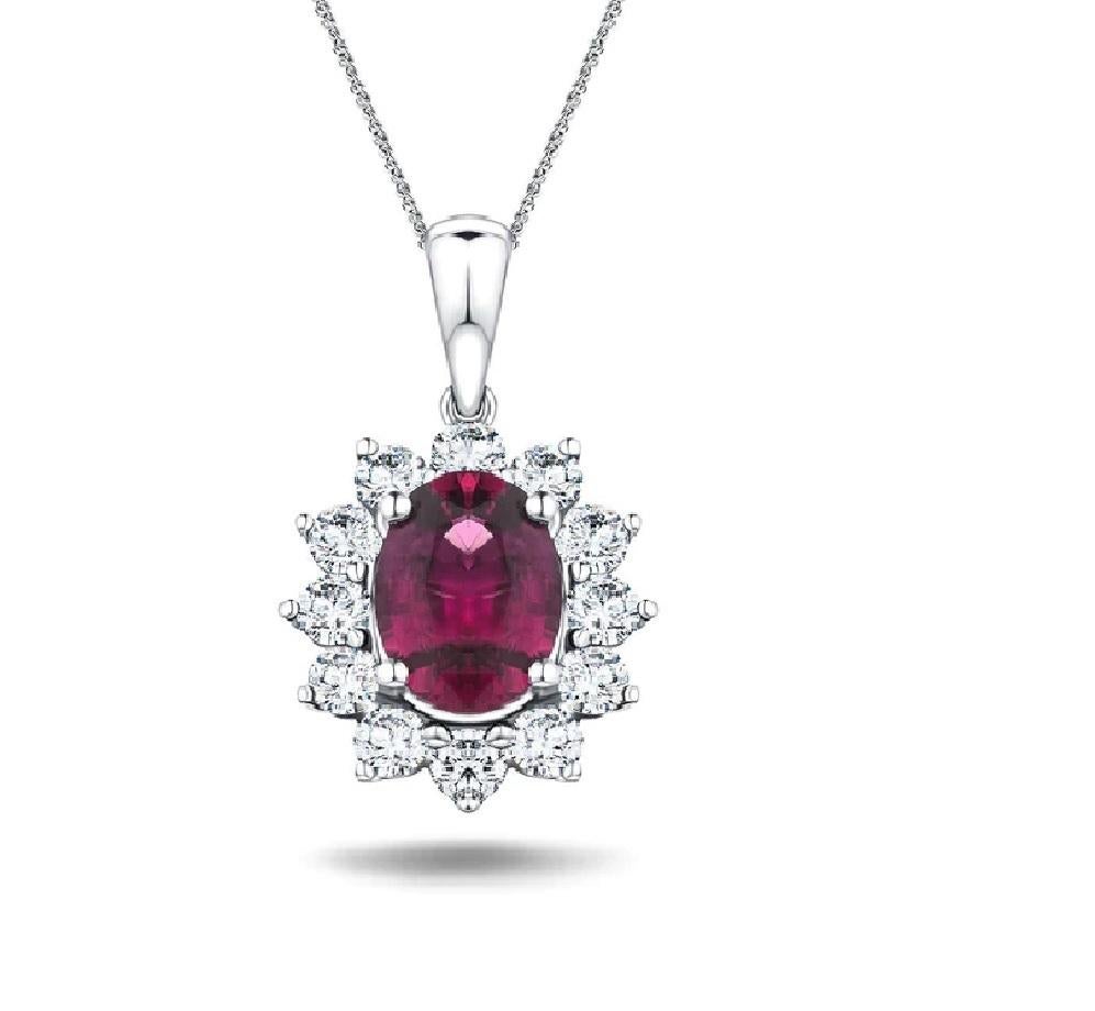 Pendentif grappe de rubis, Le rubis rouge radieux de forme ovale au centre est entouré de 12 diamants blancs ronds de taille brillant pesant un total de 0.60 carat couleur G/H pureté SI, le rubis pèse 1.29 carat magnifiquement réalisé dans un style