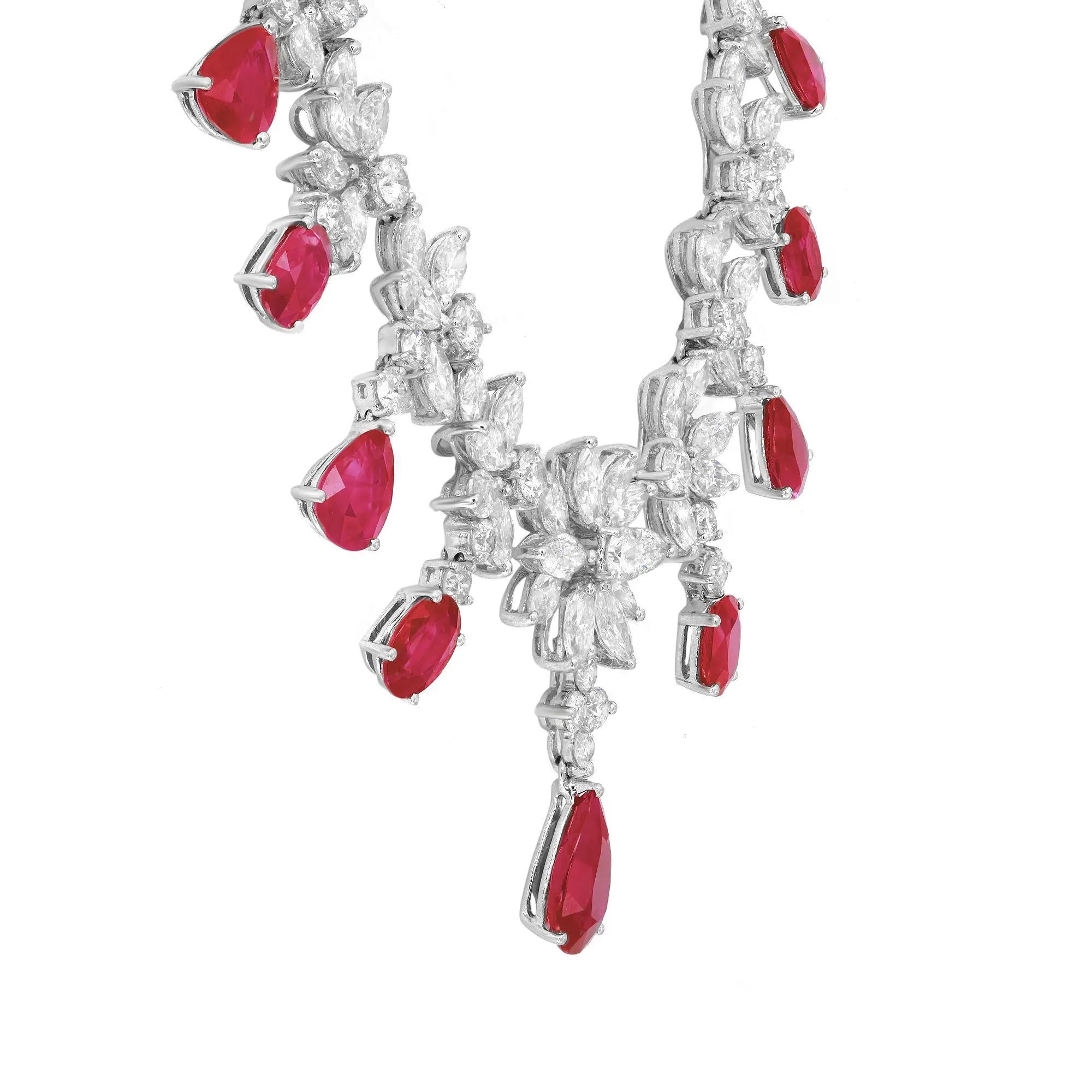 ¡Hecho para conquistar tu corazón a primera vista! Esta fastuosa y encantadora obra maestra está adornada con cautivadores 11 rubíes rojo púrpura en forma de pera y oval en diseño graduado de lágrima que pesan 14,22 quilates con diamantes de talla