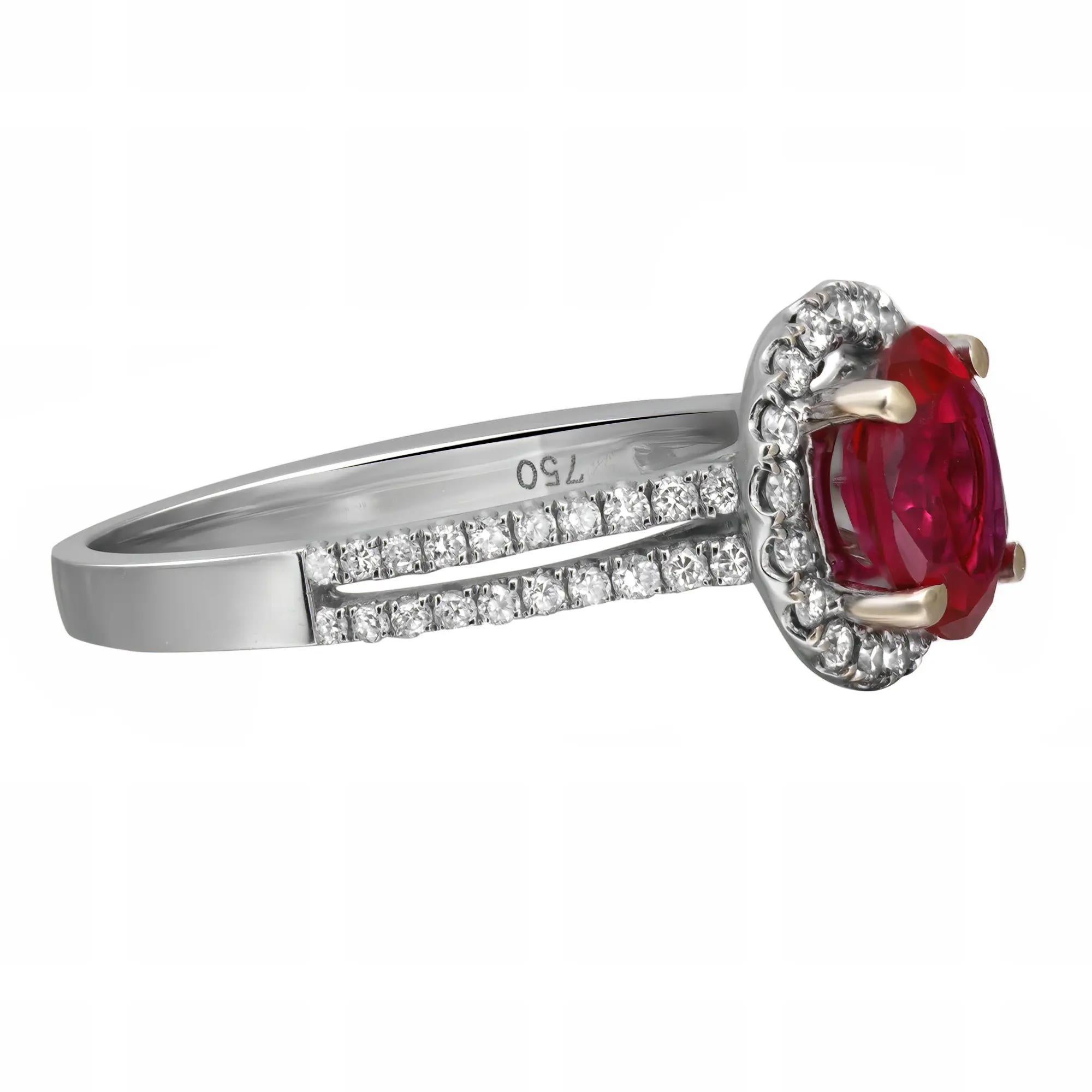 Este precioso anillo de cóctel presenta un rubí central de talla ovalada engastado con un peso aproximado de 1,45 quilates, rodeado por un halo de diamantes redondos de talla brillante con diamantes tachonados en los hombros de la banda. Fabricada