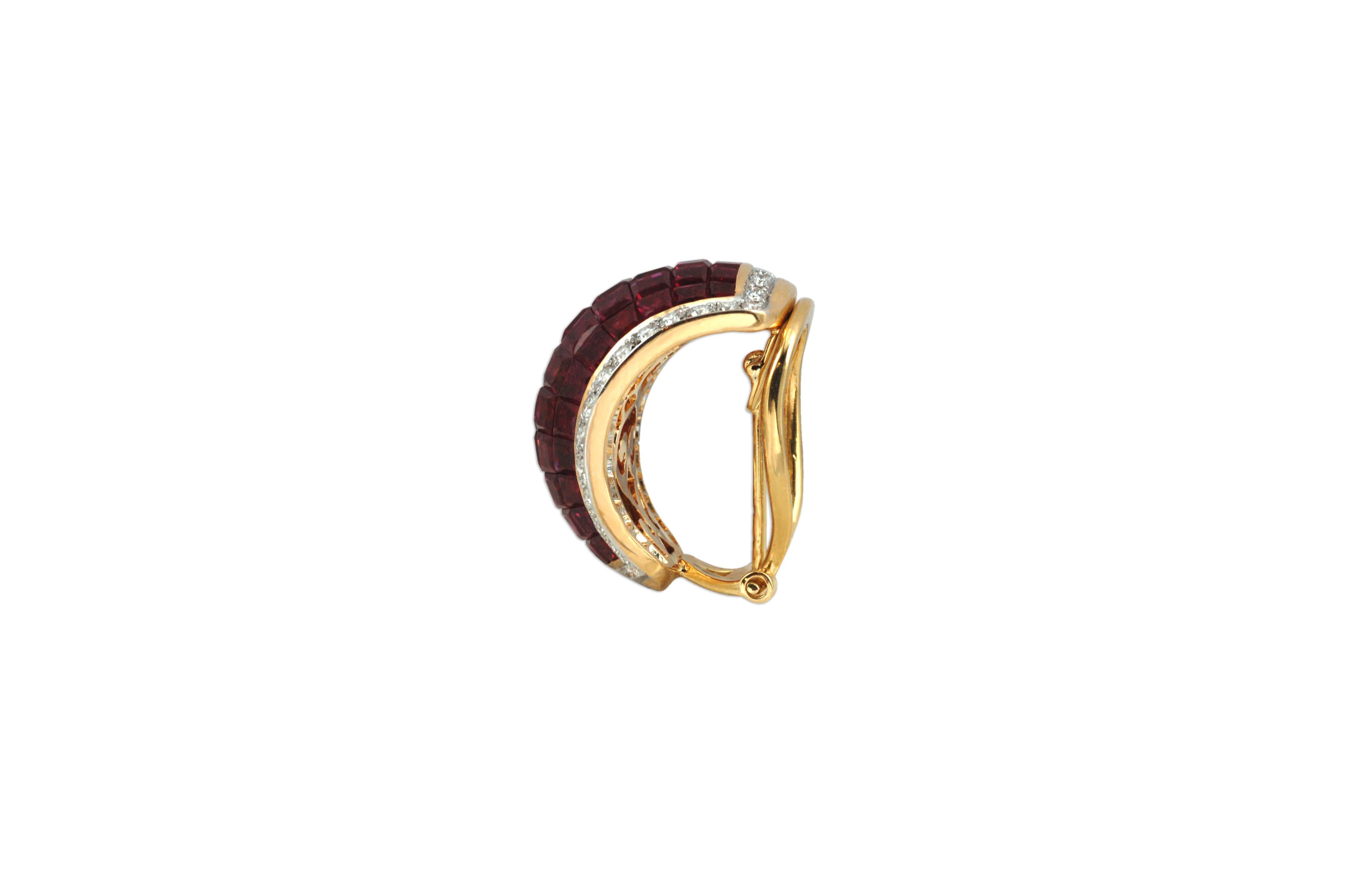 Rubin 14,78 Karat mit Diamant 1,43 Karat Ohrringe in 18 Karat Goldfassung
Die Präzision des Edelsteinschliffs, der für dieses Paar verwendet wird, ist ein heikles Verfahren. Diese Technik, die auch als unsichtbare Fassung bekannt ist, erfordert