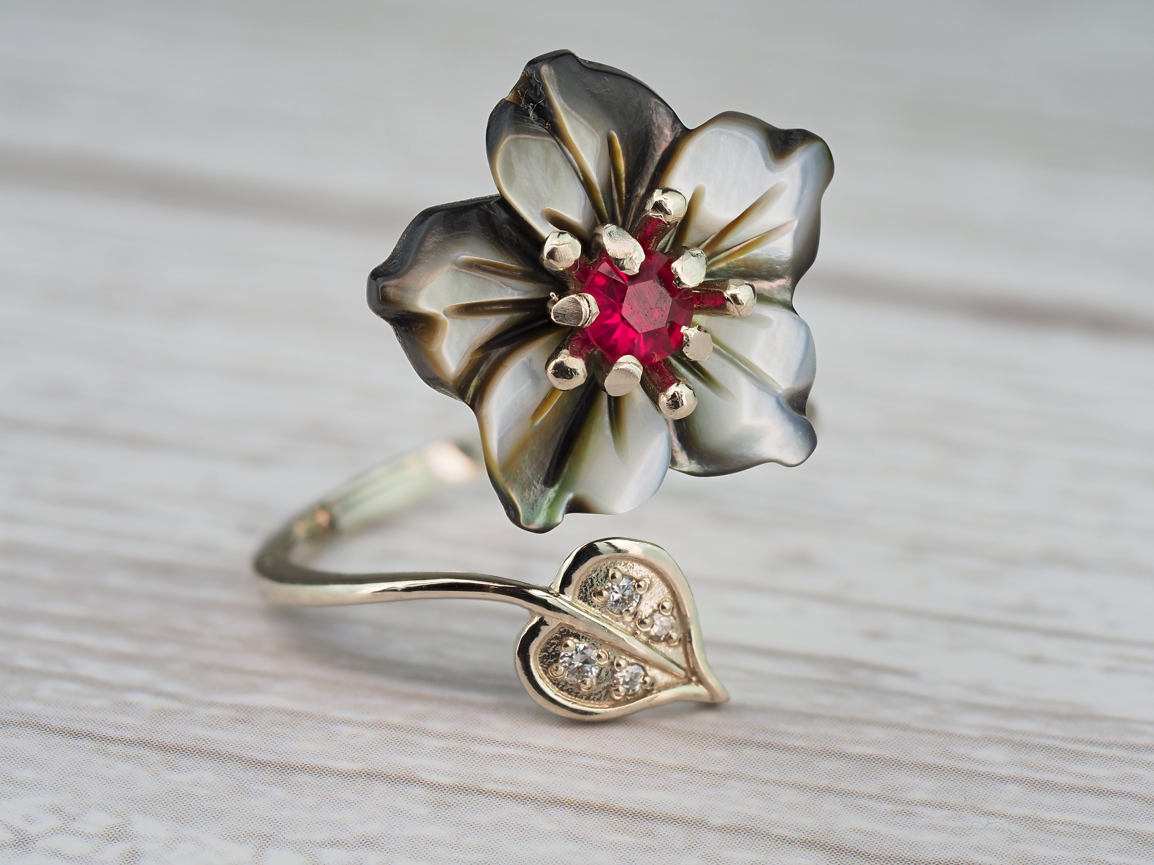 En vente :  Bague en or 14k avec fleur en nacre sculptée, Bague en or avec rubis 3