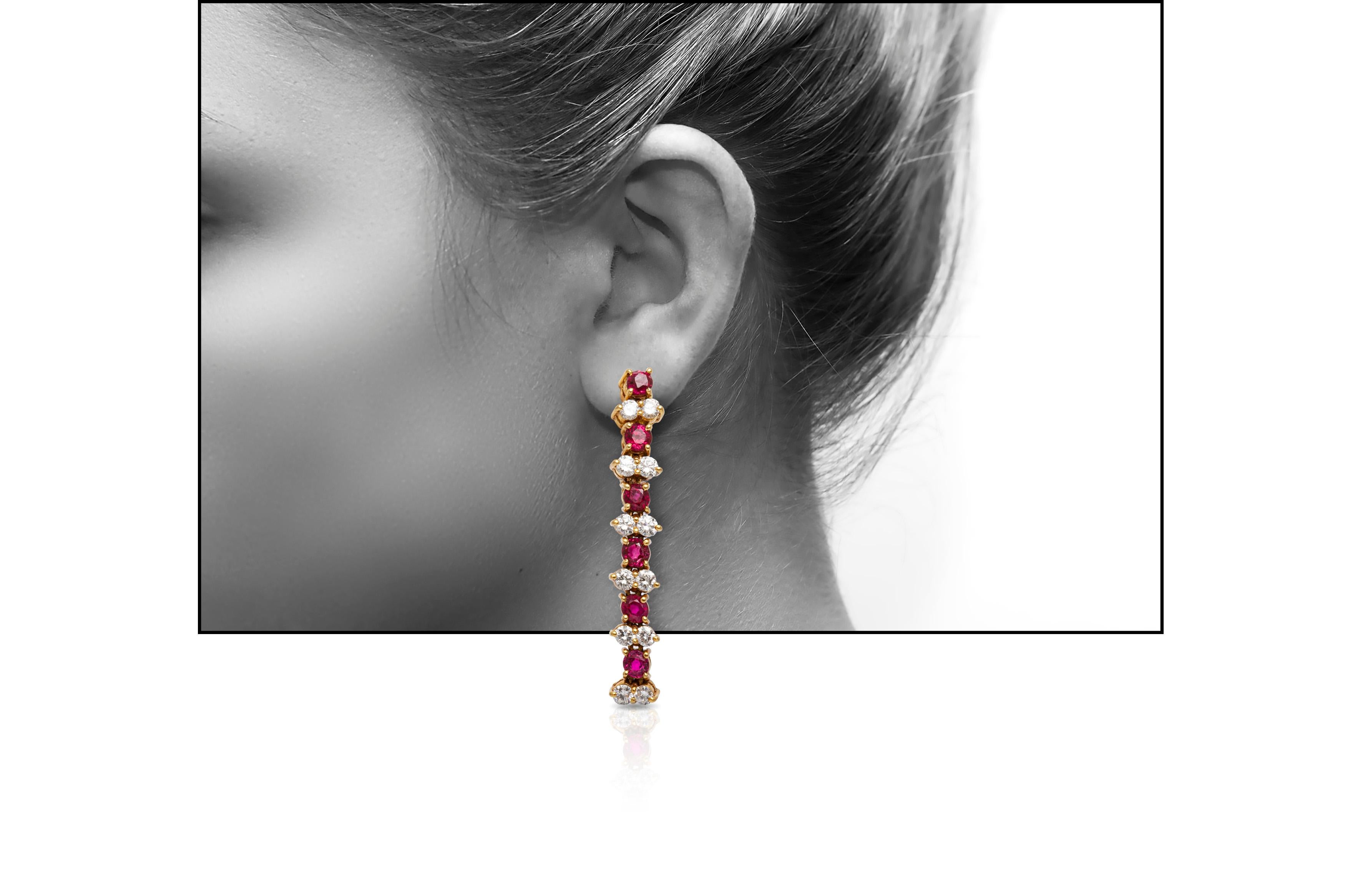 Die Ohrringe ist fein in 14k Gelbgold mit Diamanten mit einem Gewicht von insgesamt etwa 1,50 cacrat und Rubine weighig etwa insgesamt 3,00 Karat gefertigt.
