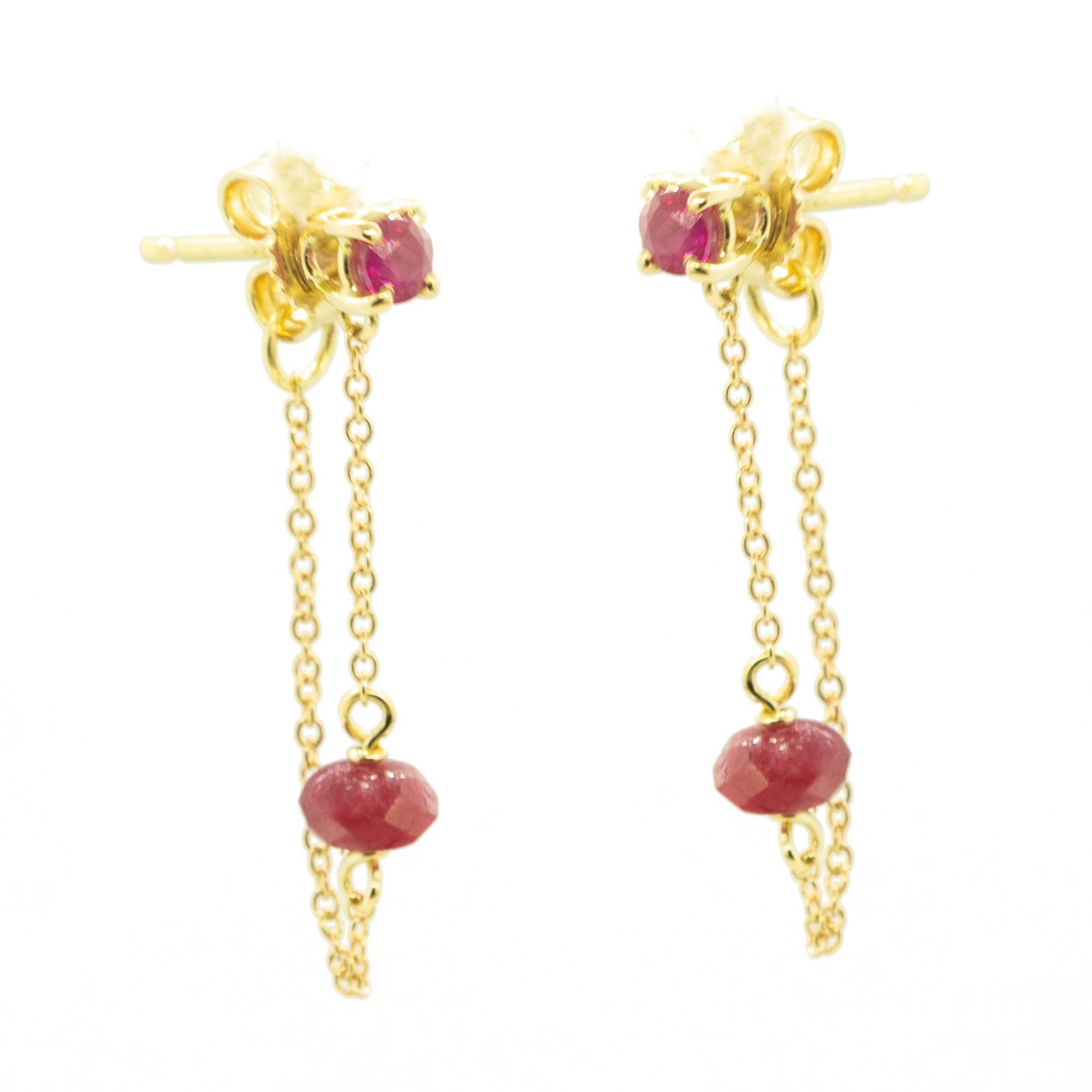 100% Fatto a mano in Italia Alta Gioielleria.

Design moderno e contemporaneo con preziose pietre naturali di rubino e oro giallo 18 carati.

Orecchini unici e creativi, che si adattano perfettamente a un outfit estroverso.

Design e utilità si