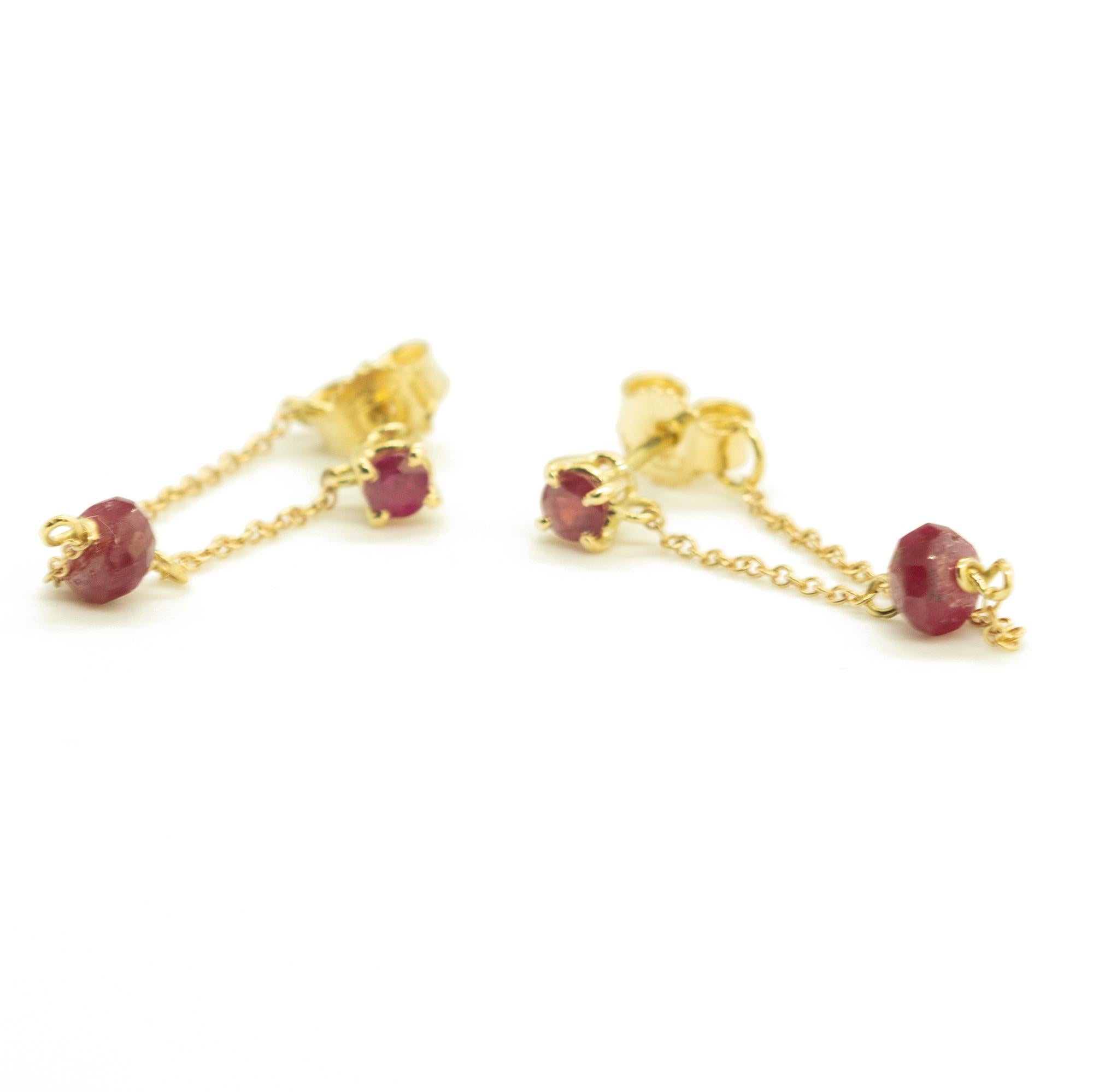 Arts and Crafts Orecchini moderni Moschettiere con catena a goccia in oro 18 carati con rubino Intini Jewels in vendita