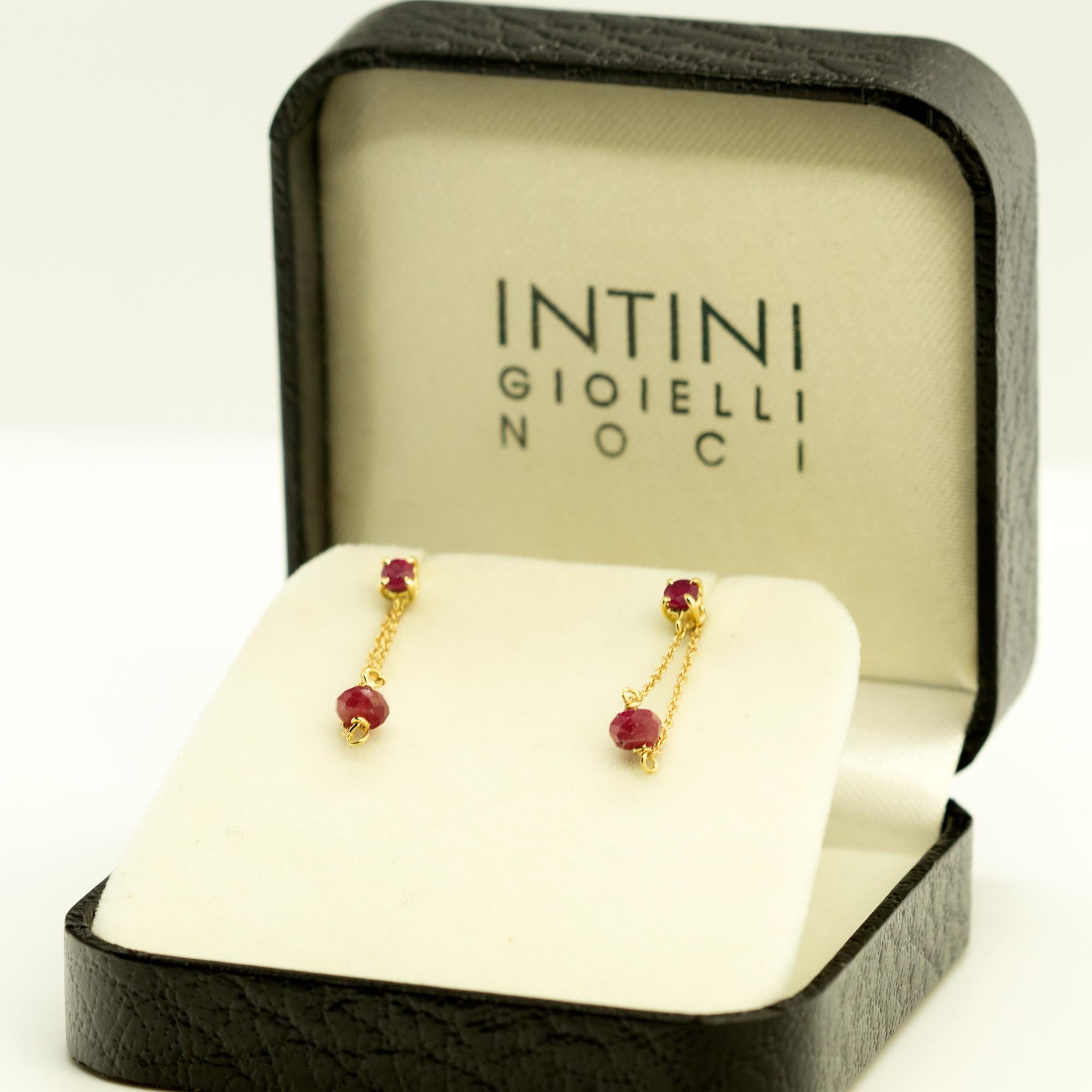 Donna Orecchini moderni Moschettiere con catena a goccia in oro 18 carati con rubino Intini Jewels in vendita