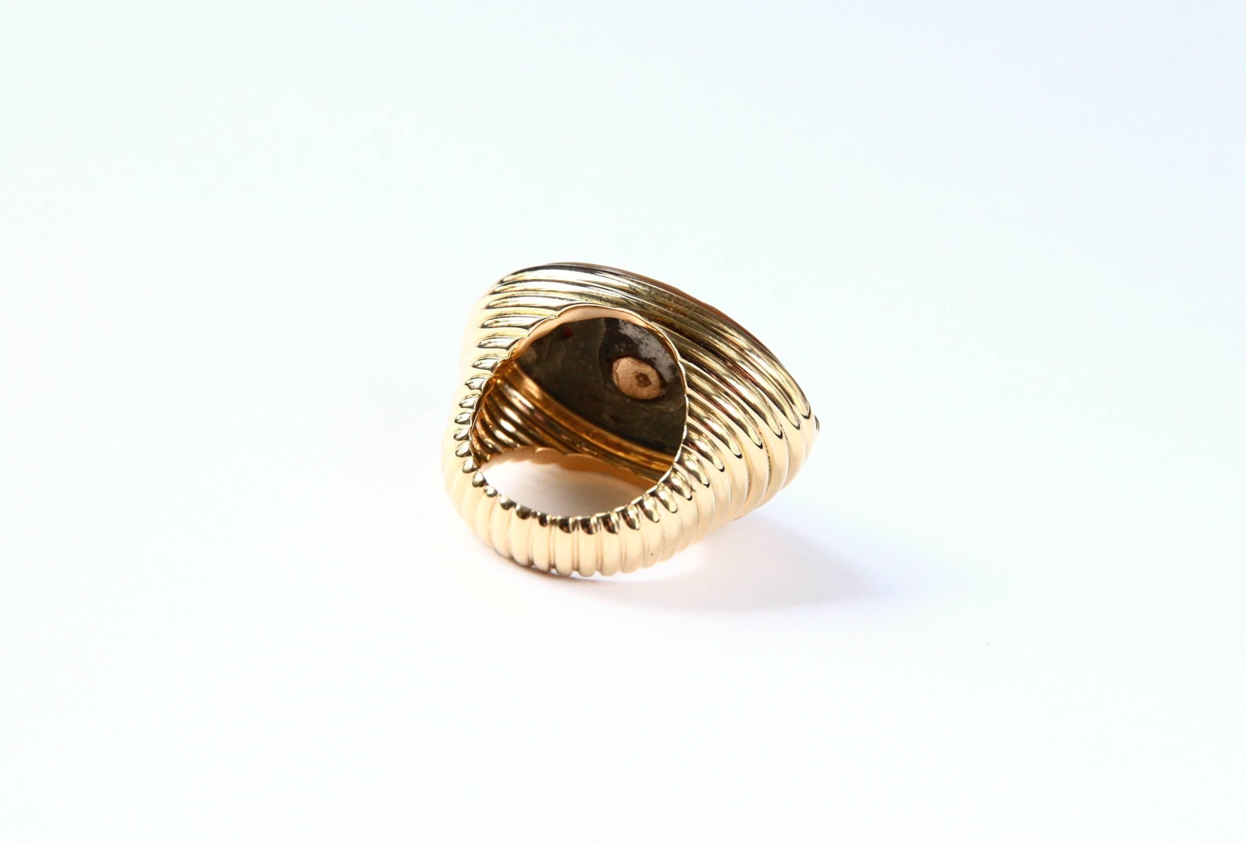 Rubin 18 Karat Gold Perlmutt Cocktail-Ring (Kunsthandwerker*in) im Angebot