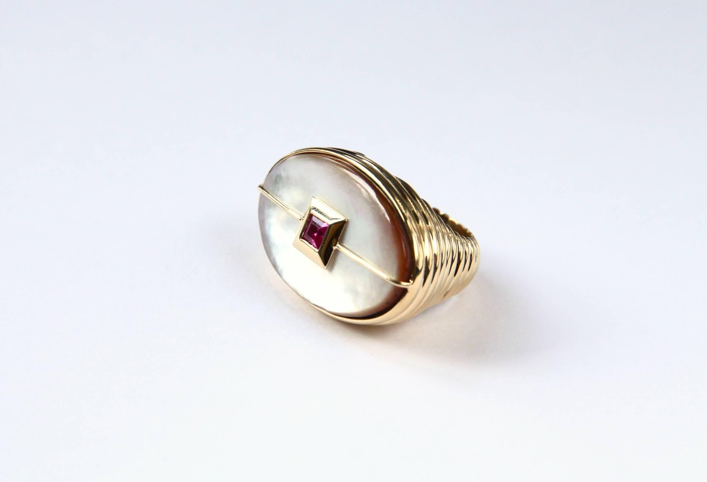 Ruby 18 Karat Gold Mother of Pearl Cocktail Ring In New Condition For Sale In Milan, IT