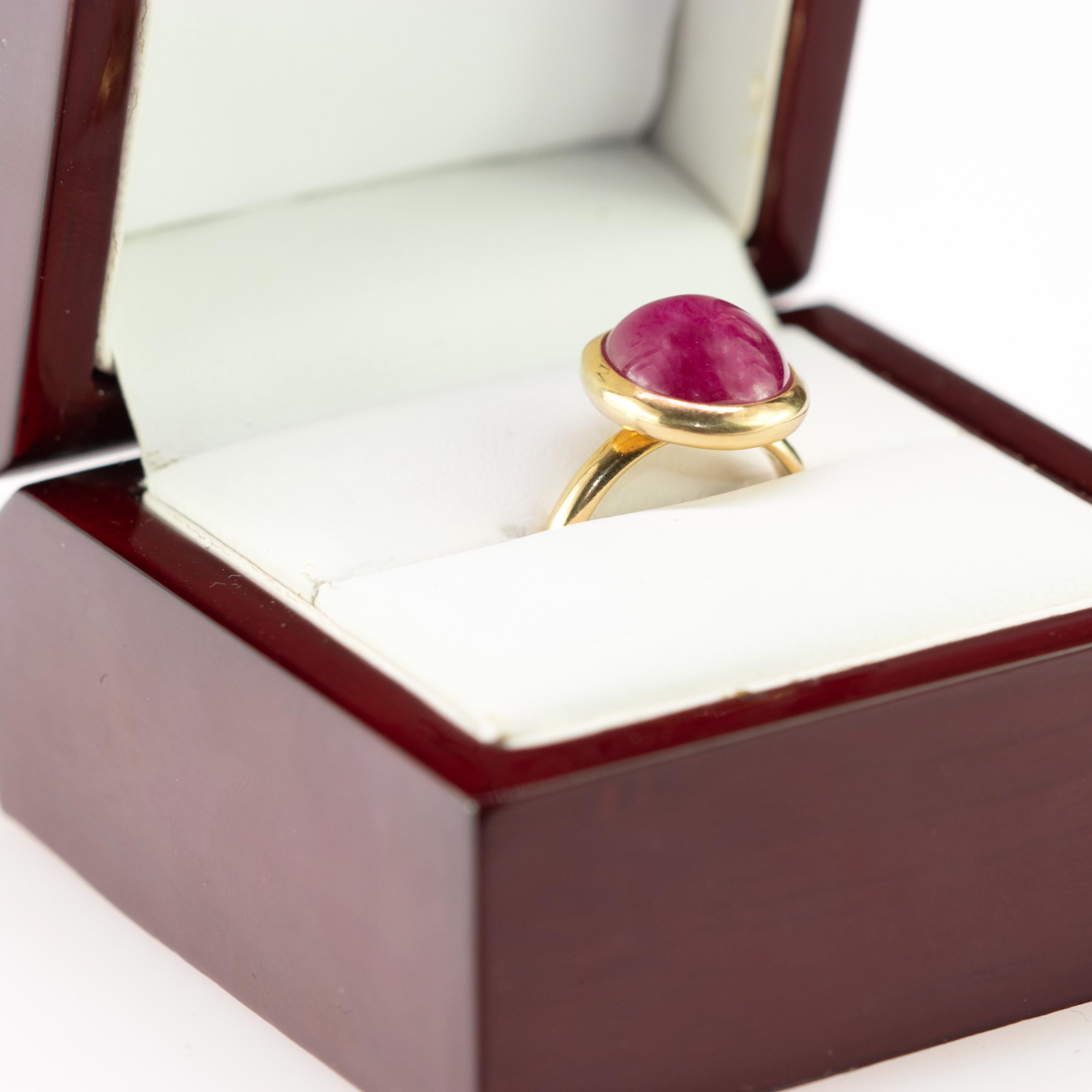 Ruby 18 Karat Yellow Gold Purple Solitaire Oval Cabochon Cocktail Handmade Ring In New Condition In Milano, IT