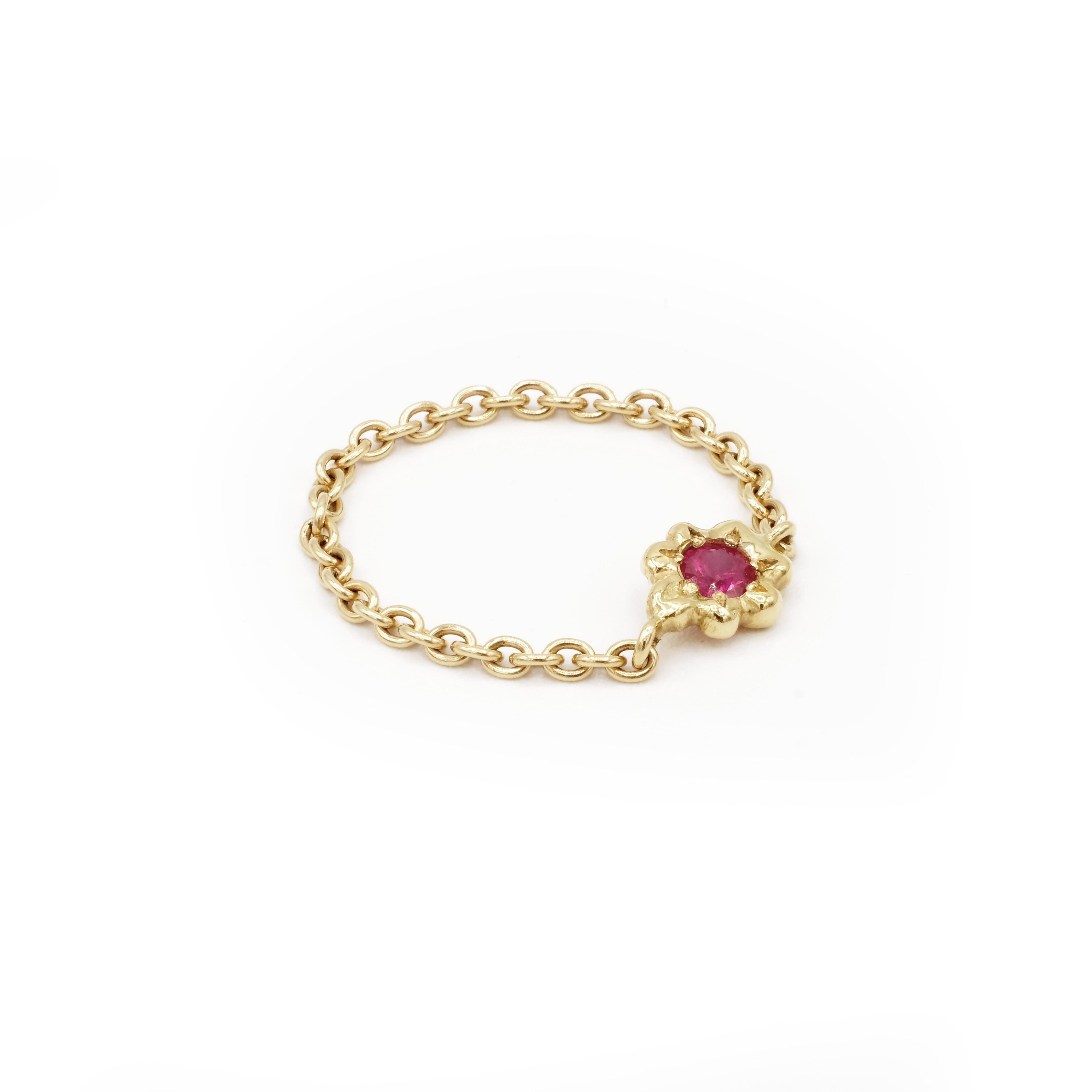 Contemporary Anais Rheiner 18 Karat Yellow Gold Red Ruby Chain Band Ring For Sale