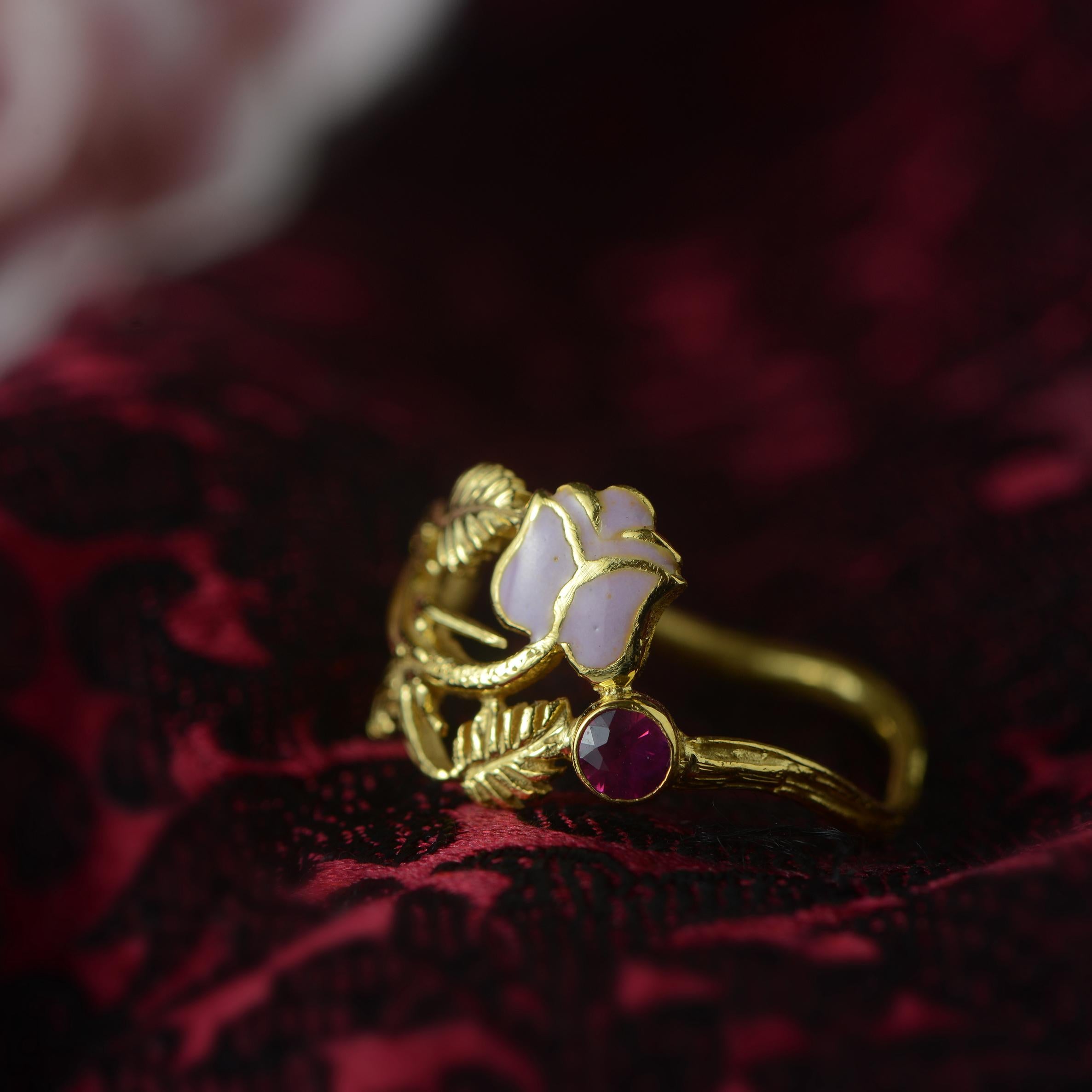 Taglio princess Anello con fiore di rubino e smalto in oro 18k in vendita