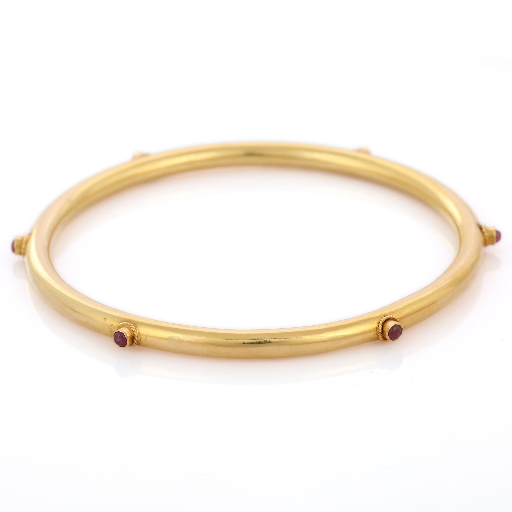 Artisan Bracelet jonc en or jaune massif 18 carats avec rubis et pierres précieuses en vente