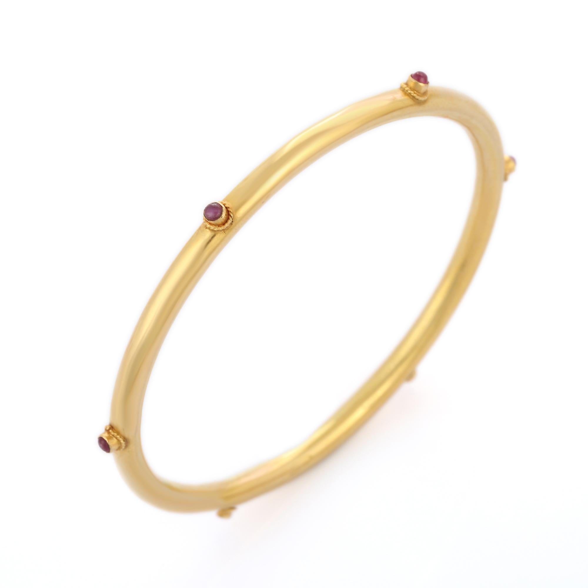 Bracelet jonc en or jaune massif 18 carats avec rubis et pierres précieuses Neuf - En vente à Houston, TX