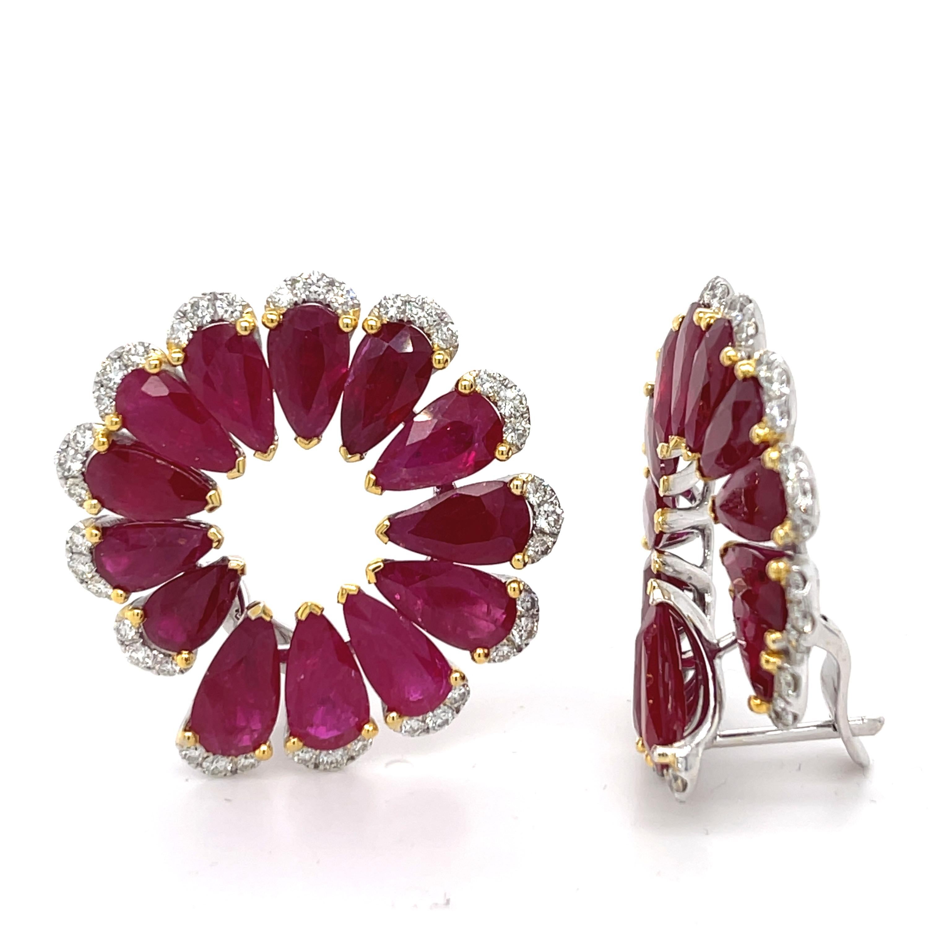Über 33 Karat echter birnenförmiger Rubine sind in diesen atemberaubenden, einzigartigen Ohrringen enthalten. Jeder Rubin ist in 3 Zacken gefasst und von schimmernden Diamanten umgeben. Diese Ohrringe sind perfekt für ein besonderes Ereignis!
18KWY: