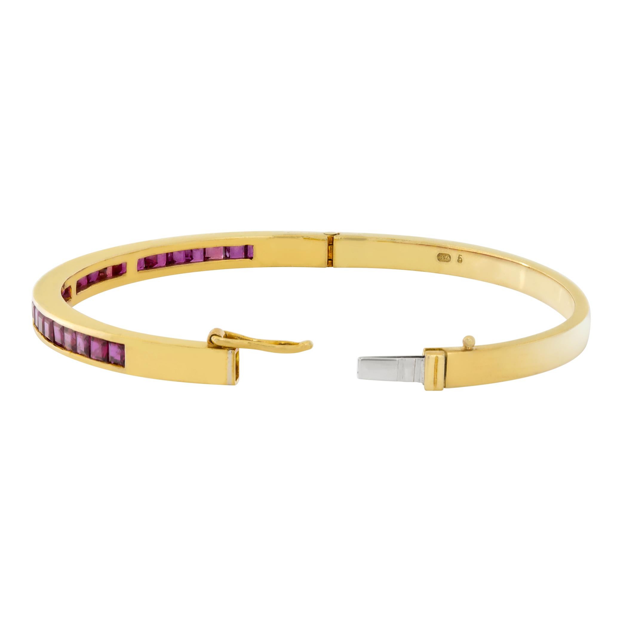 Ruby 18k yellow gold bangle In Excellent Condition For Sale In Surfside, FL
