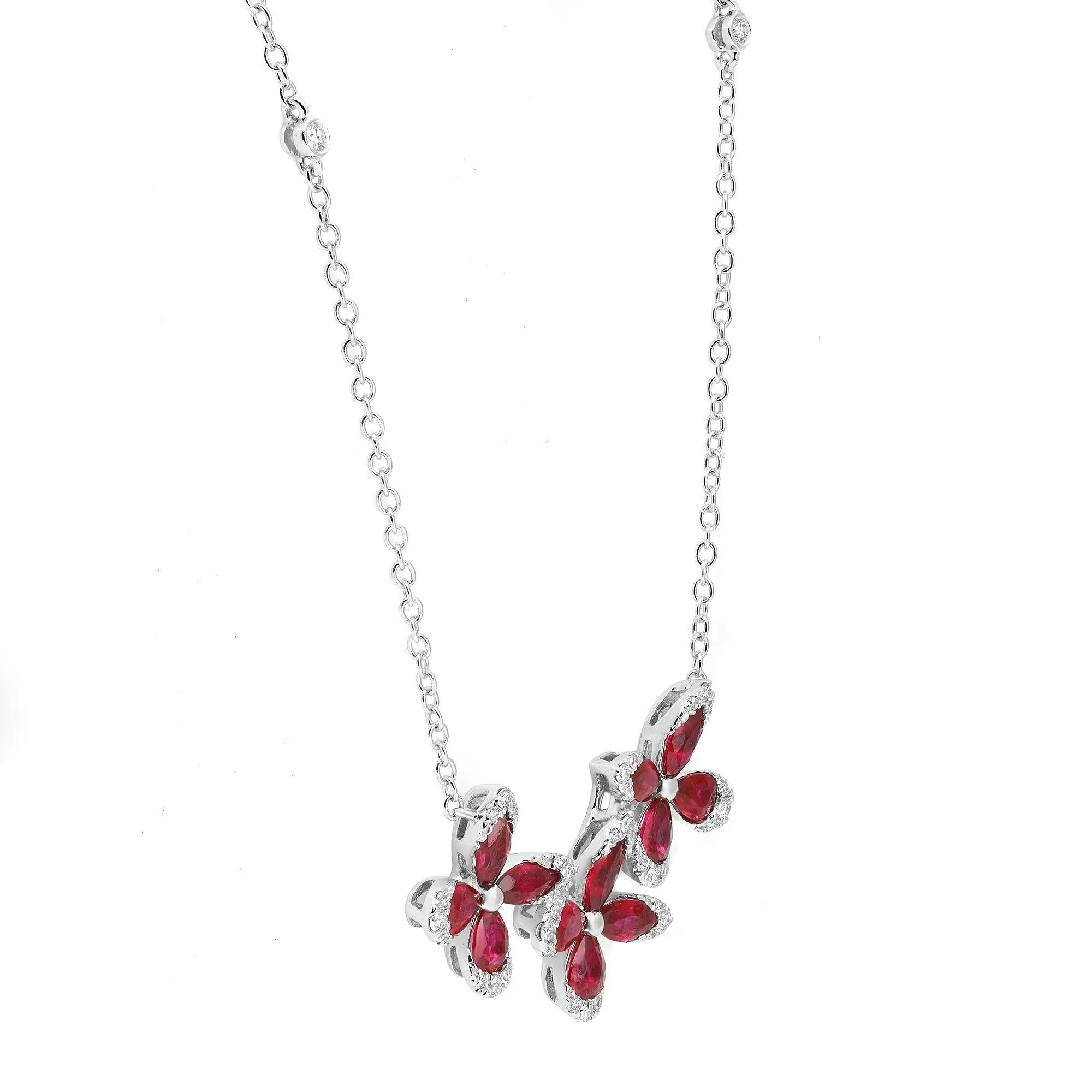 Ce fabuleux collier à trois papillons éblouissants est un accent parfait pour votre look de tous les jours et de tous les soirs. Il est réalisé en or blanc 18 carats. Orné de rubis de forme poire et marquise pesant 1,94 carat et de petits diamants