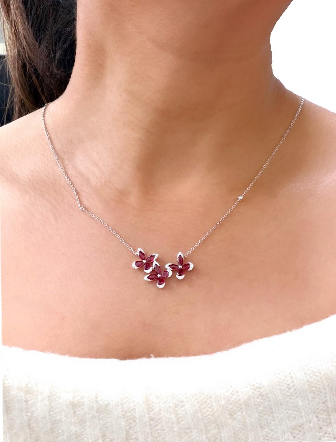 Collier pendentif papillon en or blanc 18K avec rubis 1.94Ctw et diamant 0.20Ctw Neuf - En vente à New York, NY