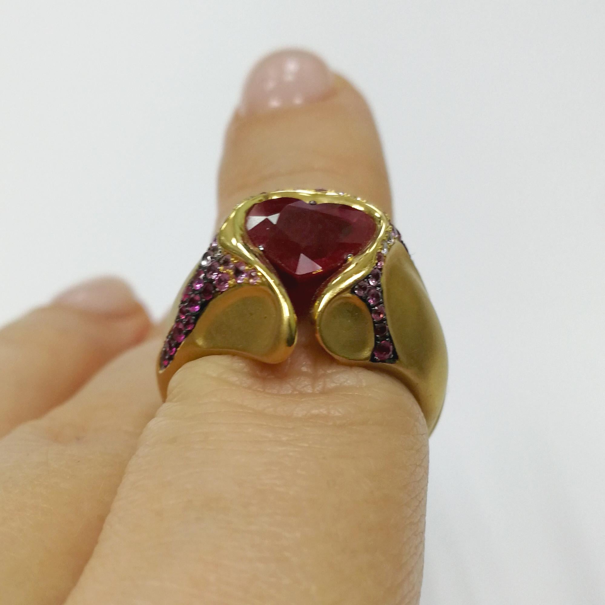 Ruby 2.20 Carat Diamond Pink Sapphire Rubies 18 Karat Yellow Gold HeartBeat Ring For Sale 1