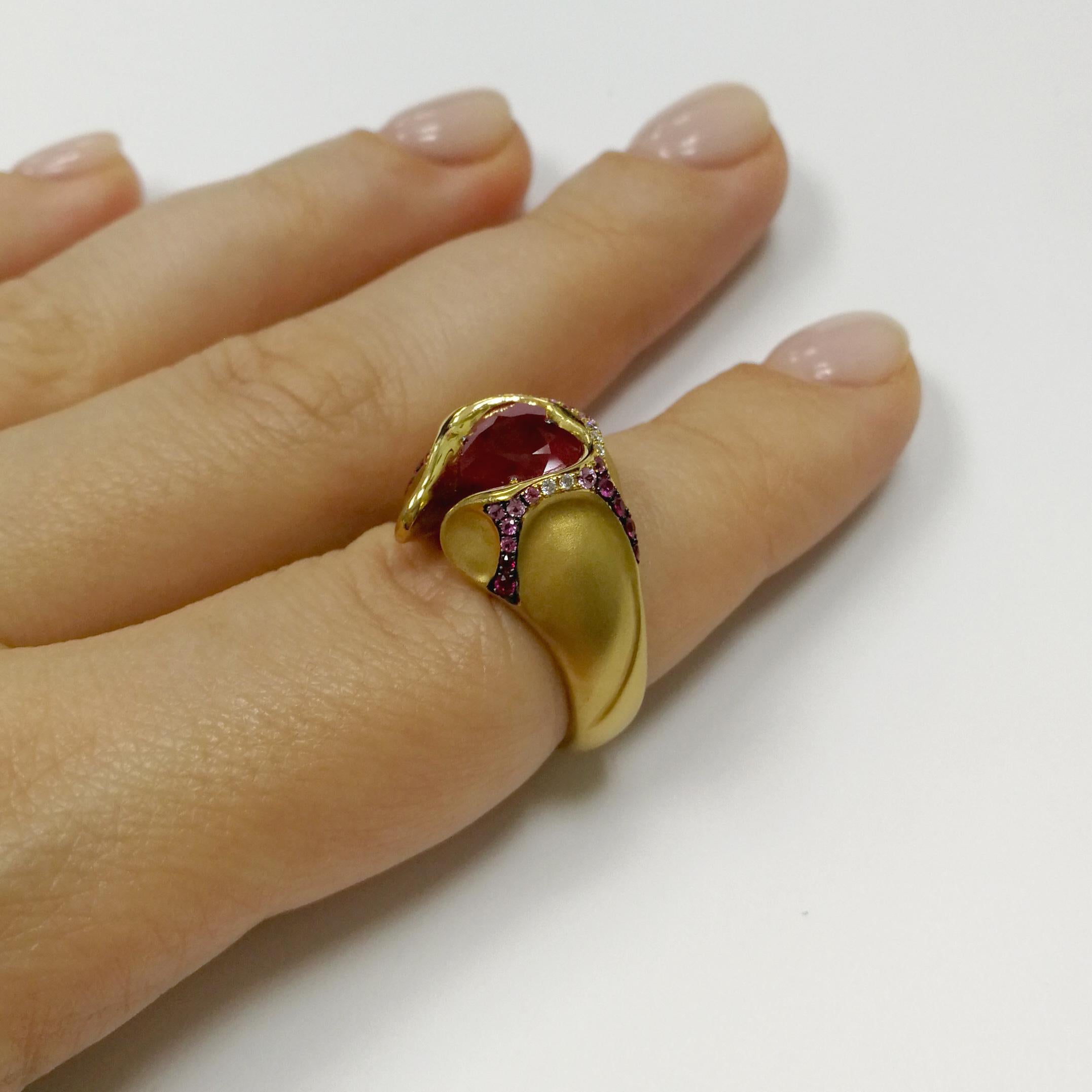 Ruby 2.20 Carat Diamond Pink Sapphire Rubies 18 Karat Yellow Gold HeartBeat Ring For Sale 3