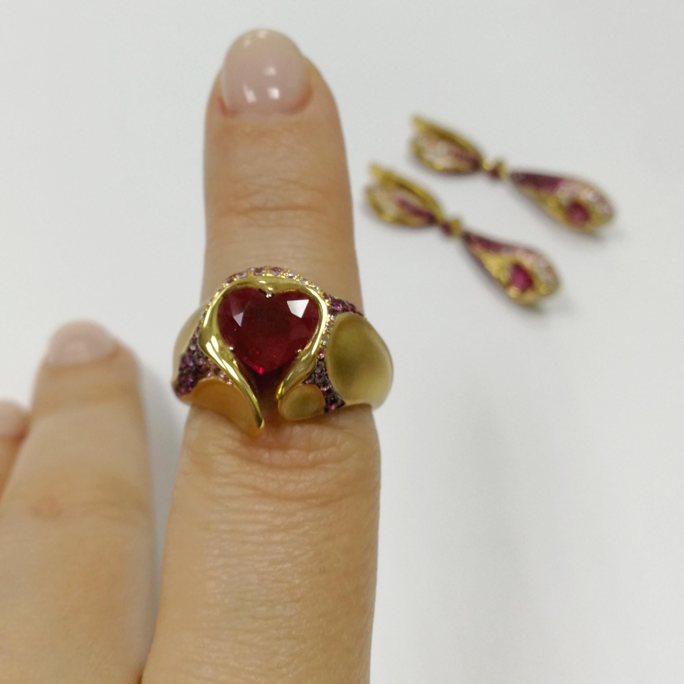 Ruby 2.20 Carat Diamond Pink Sapphire Rubies 18 Karat Yellow Gold HeartBeat Ring For Sale 4