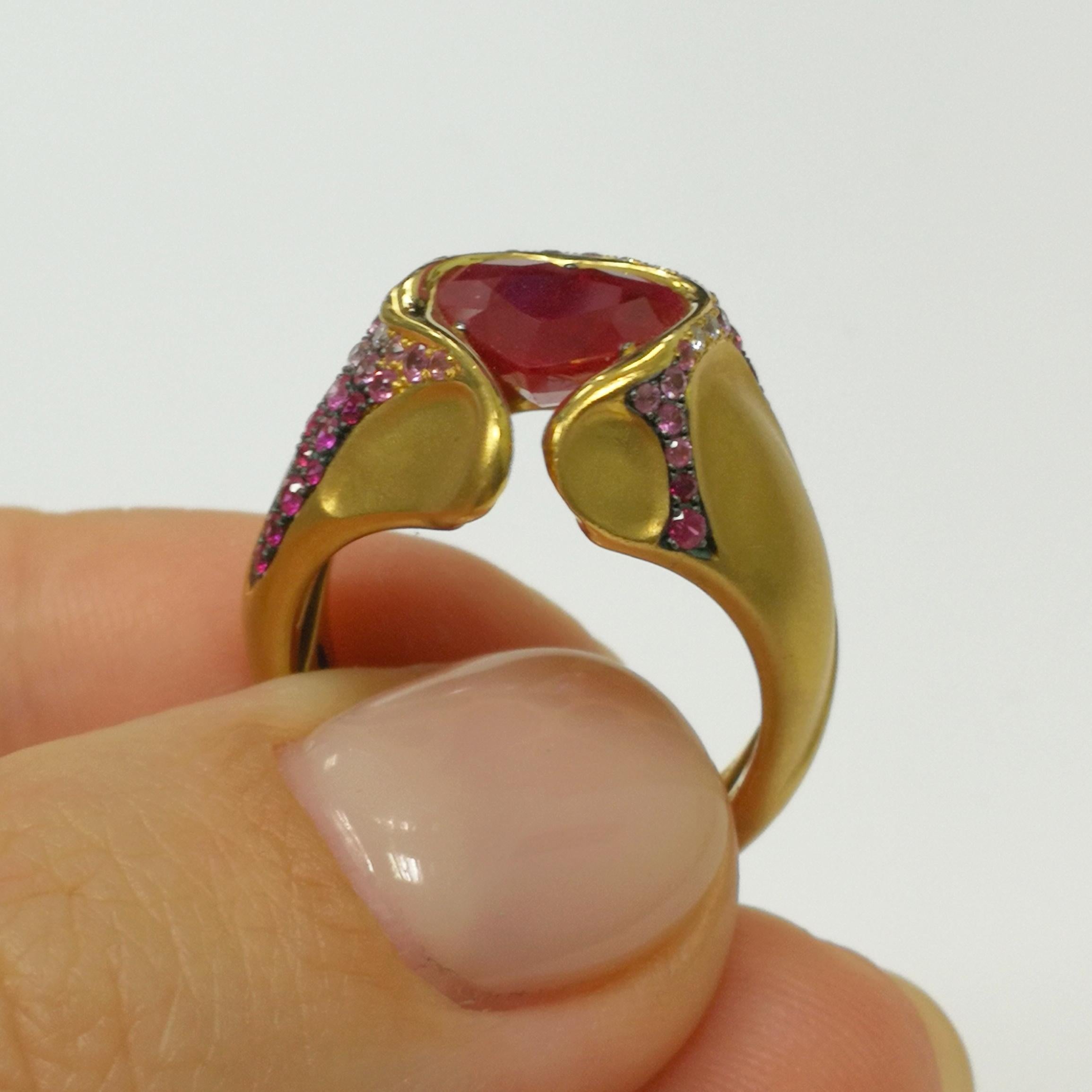 Contemporary Ruby 2.20 Carat Diamond Pink Sapphire Rubies 18 Karat Yellow Gold HeartBeat Ring For Sale