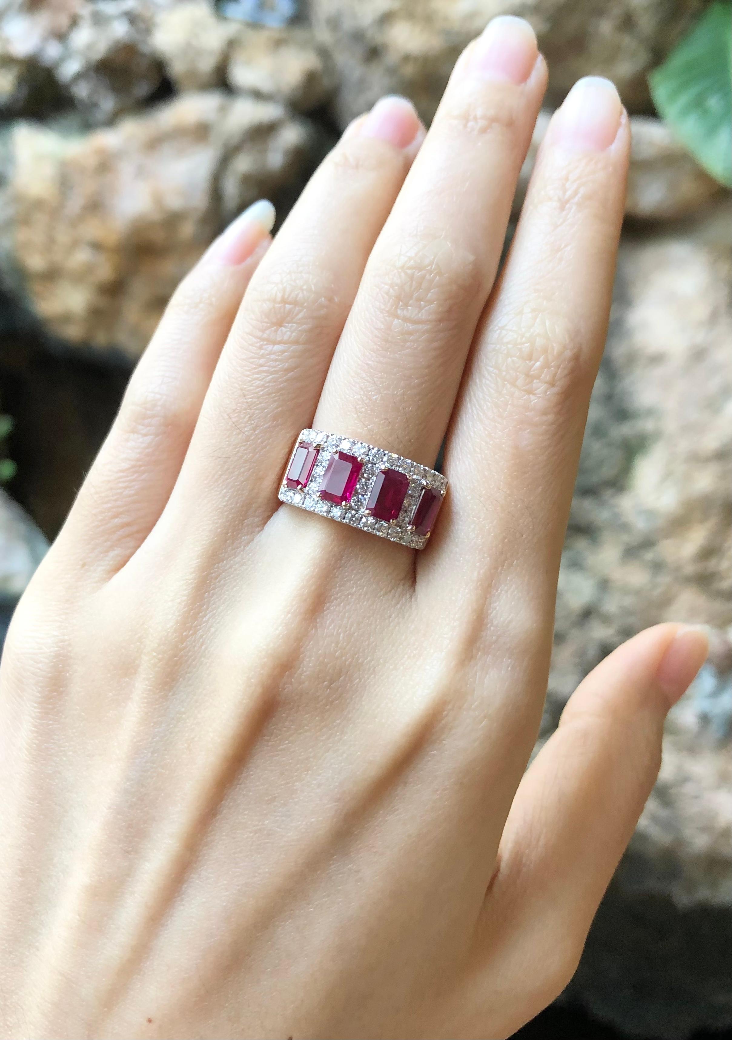 Bague en or rose 18 carats sertie d'un rubis de 2,59 carats et de diamants de 0,82 carat Pour femmes en vente