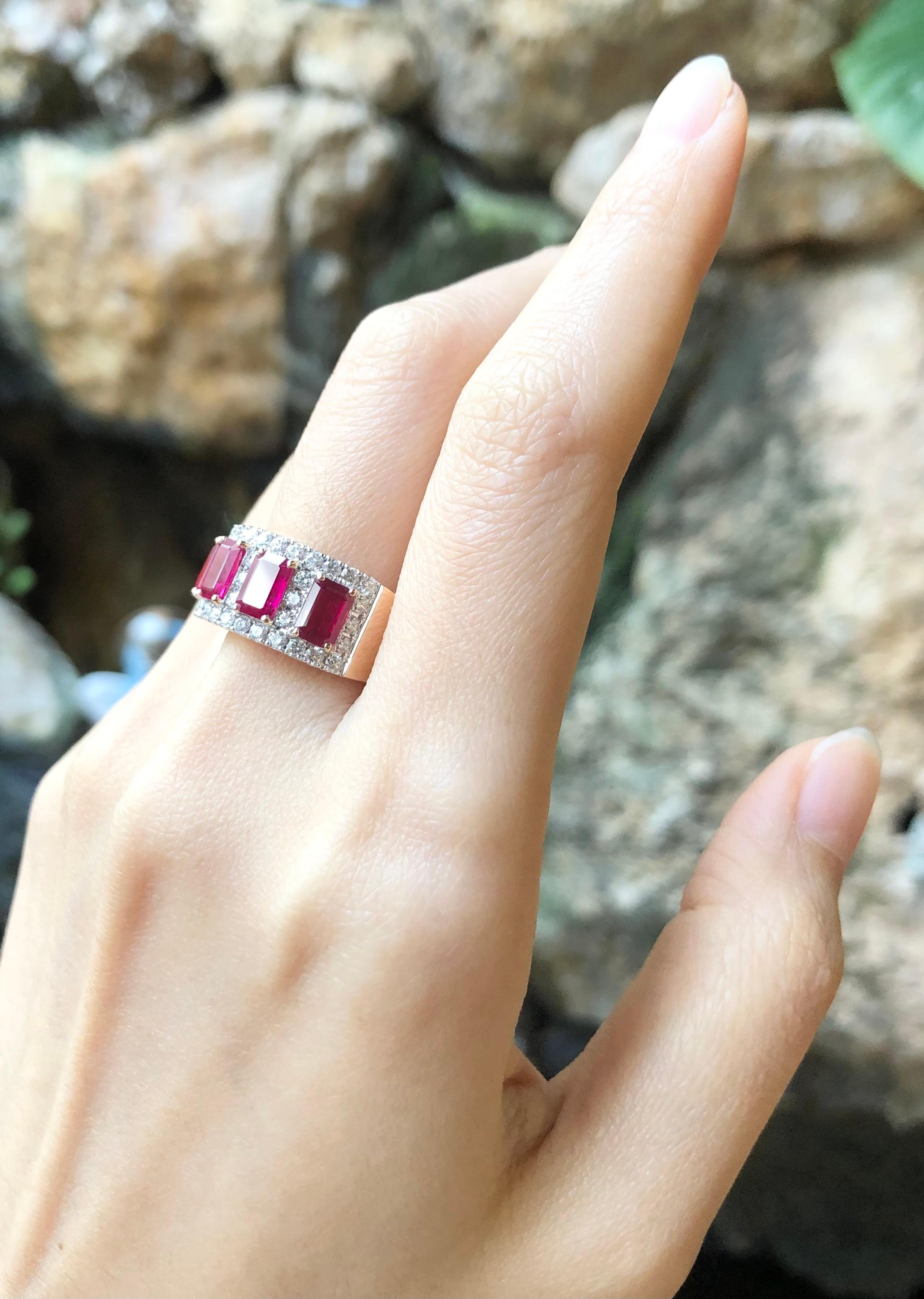 Bague en or rose 18 carats sertie d'un rubis de 2,59 carats et de diamants de 0,82 carat en vente 1