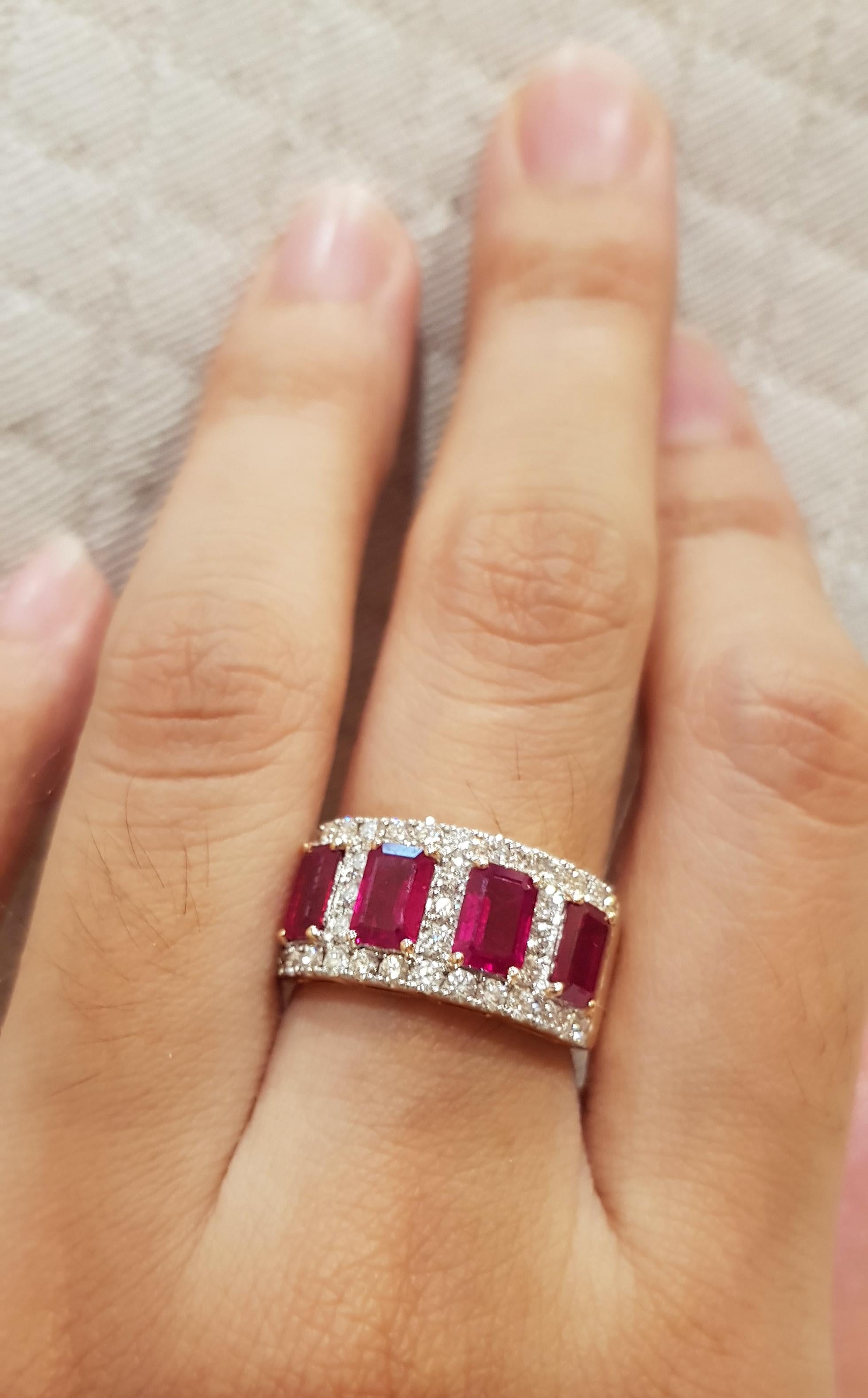 Bague en or rose 18 carats sertie d'un rubis de 2,59 carats et de diamants de 0,82 carat Neuf - En vente à Bangkok, TH