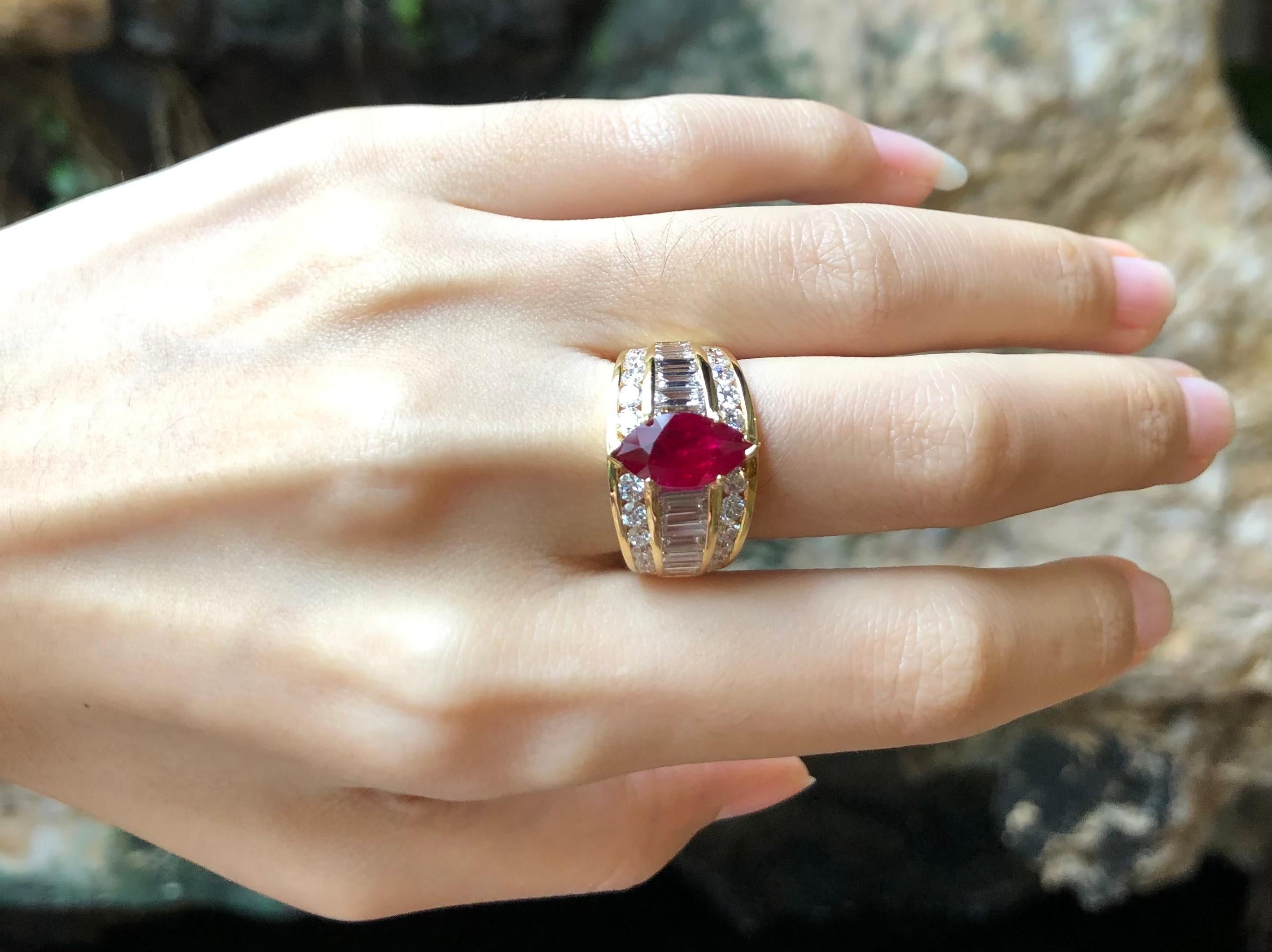 Contemporary Ruby 2.71 Carats with Diamond 2.59 Carats Ring Set in 18 Karat Gold Settings For Sale