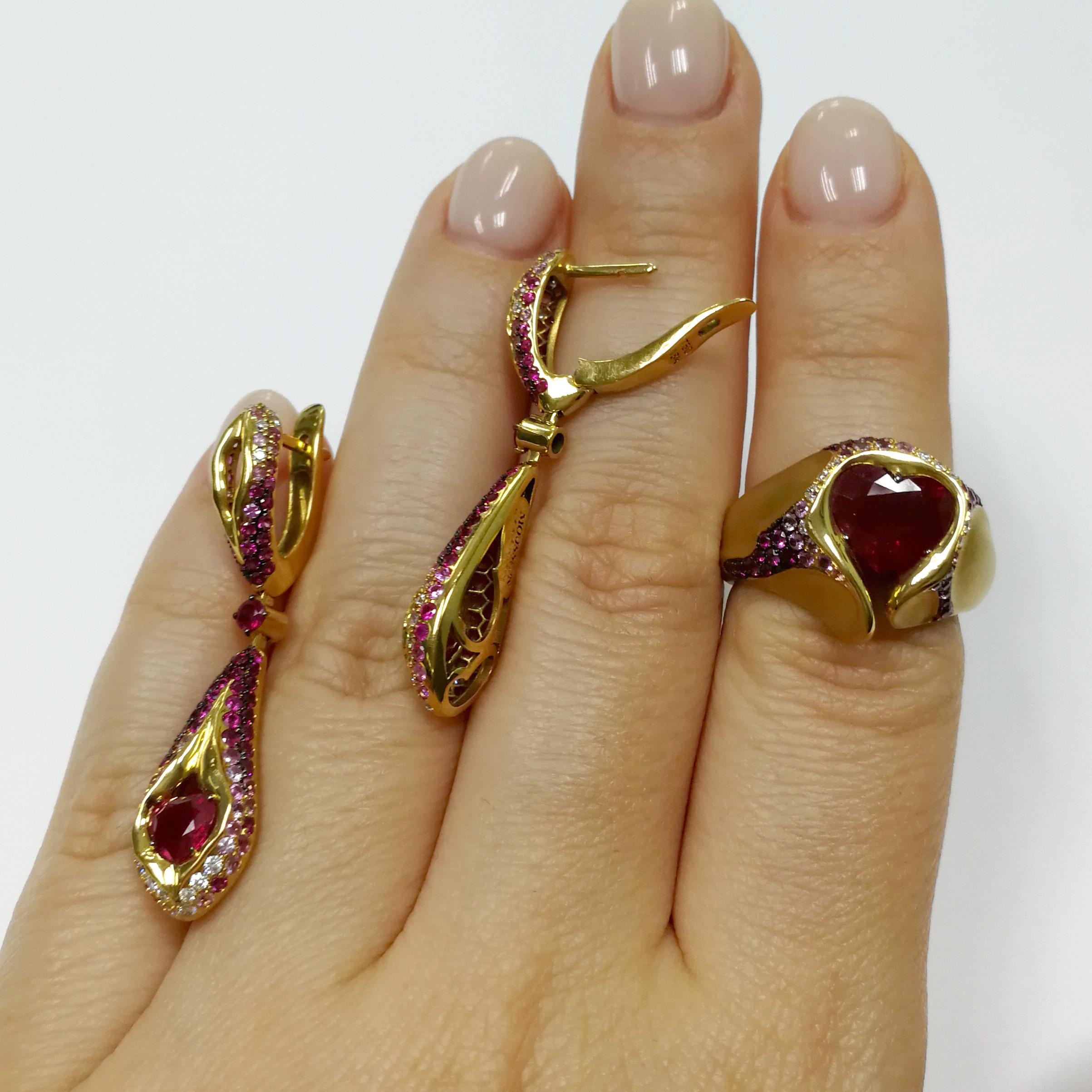 Ruby 3.34 Carat Pink Sapphires Diamonds 18 Karat Yellow Gold HeartBeat Suite In Excellent Condition For Sale In Bangkok, TH