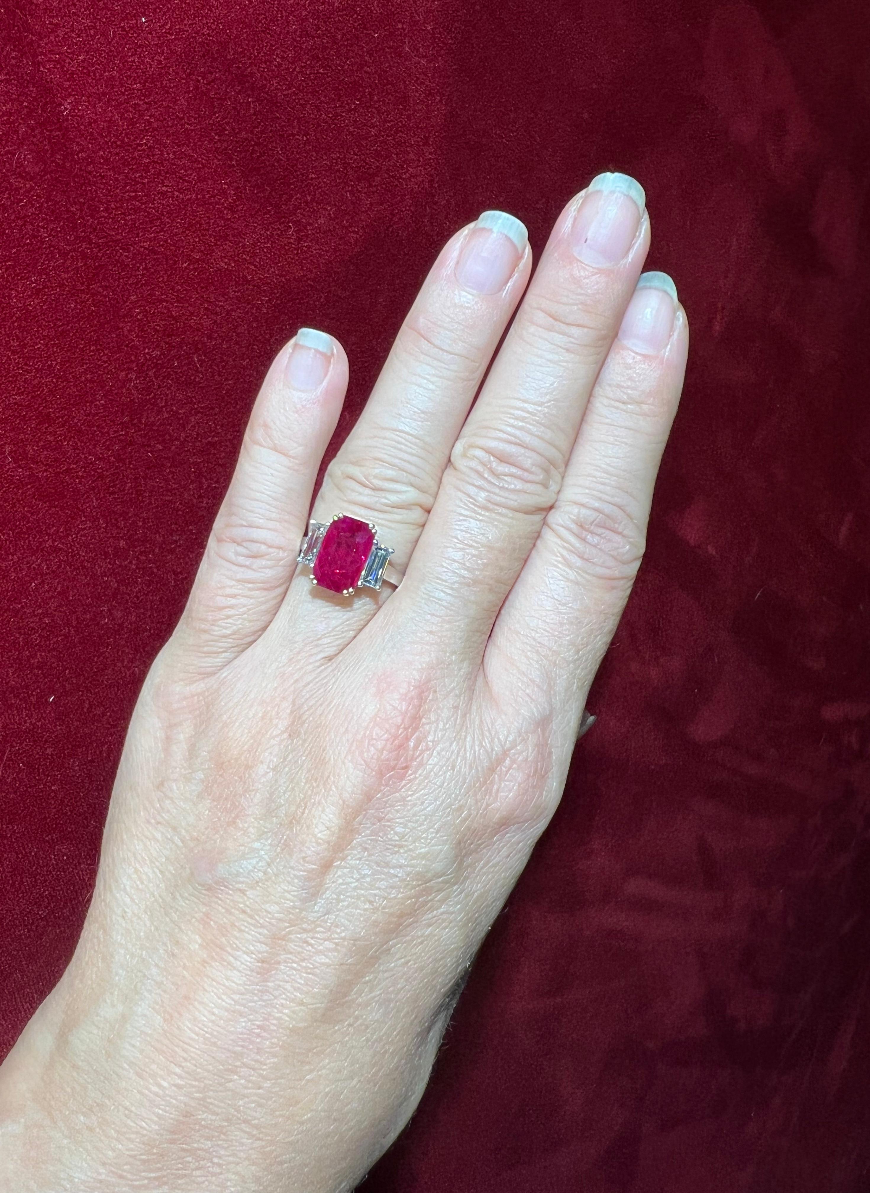 Superb ring in platinum and 18 ct gold featuring in its center a faceted cut ruby of 4.07 carat surrounded by two baguette-cut diamonds for 1.19 carat
certificat :GEM PARIS 
total weight: 5 g
size: 6 or size: 52