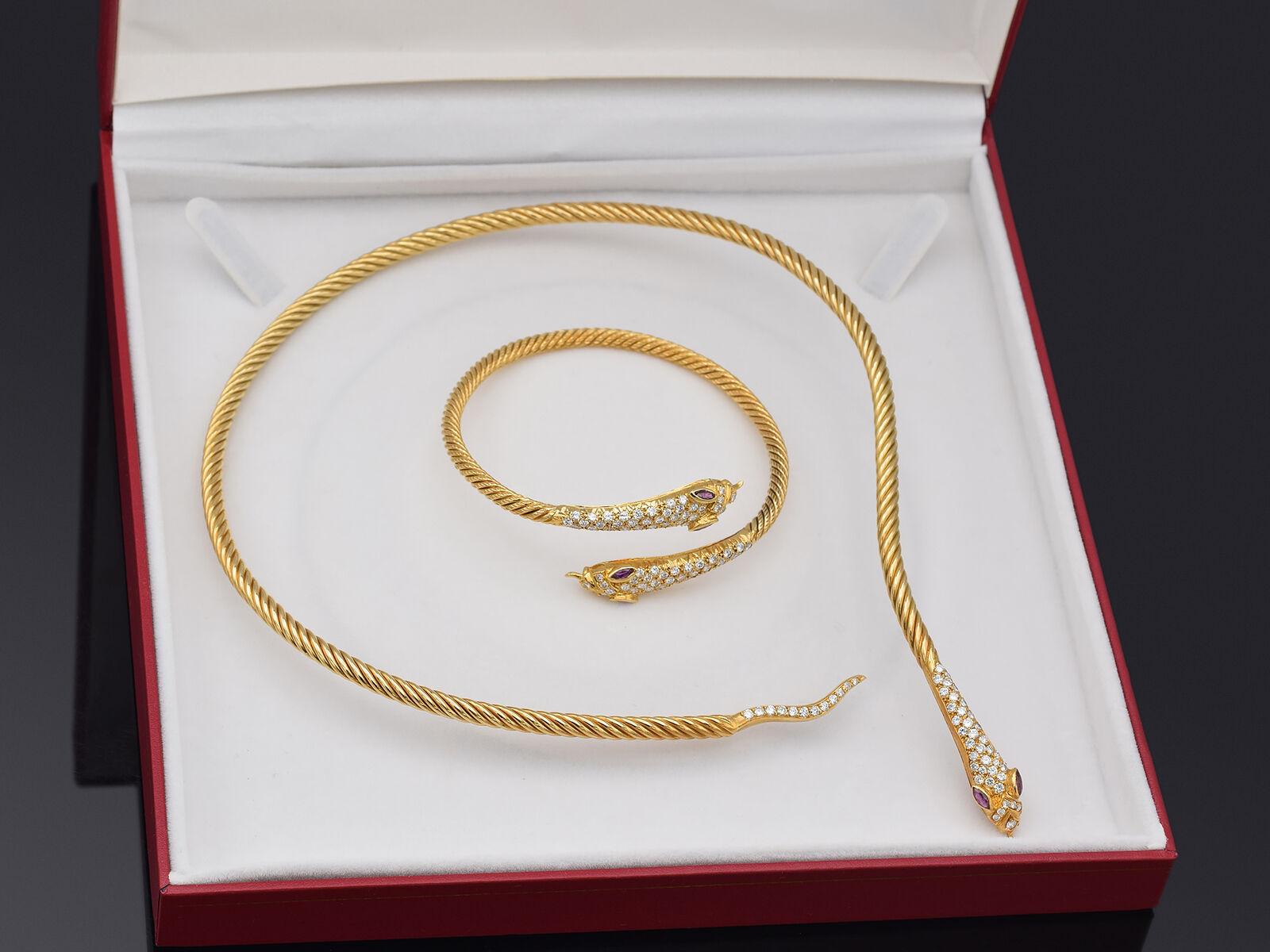 Taille ronde Collier et bracelet en or jaune serpent avec rubis et diamants 6.40TCW en vente