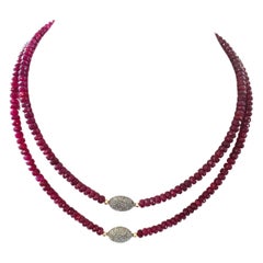 Collar con acento de rubí de 65 quilates y diamantes pavé