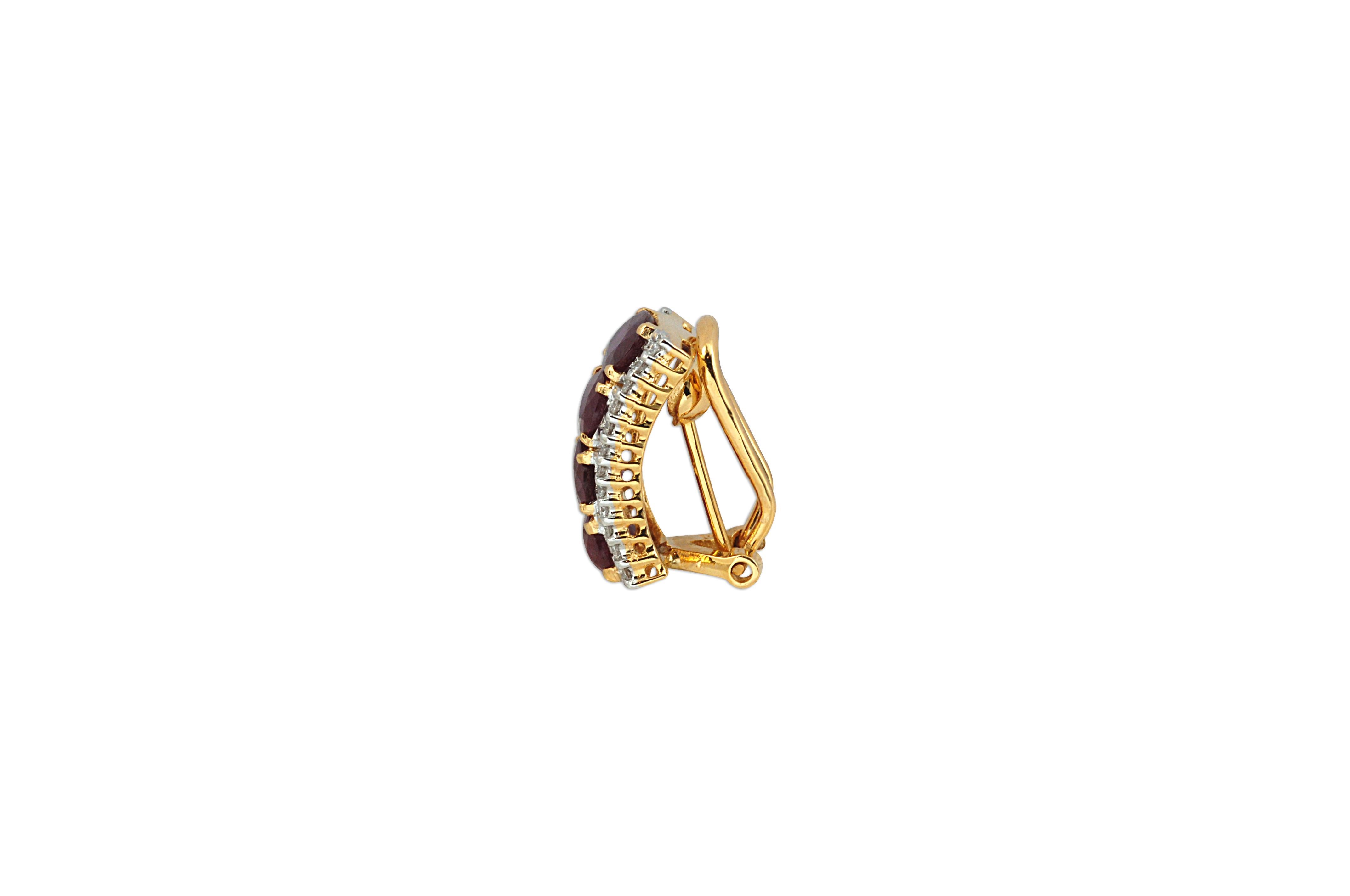 Orecchini con rubino di 8,22 carati e diamante di 0,56 carati con montatura in oro 18 carati

Larghezza: 1,1 cm
Lunghezza: 1.7 cm
Peso totale: 11.4 grammi


