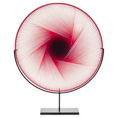 Assiette sculpturale abstraite rouge vif et transparente Ruby Abstract II de Kate Jones