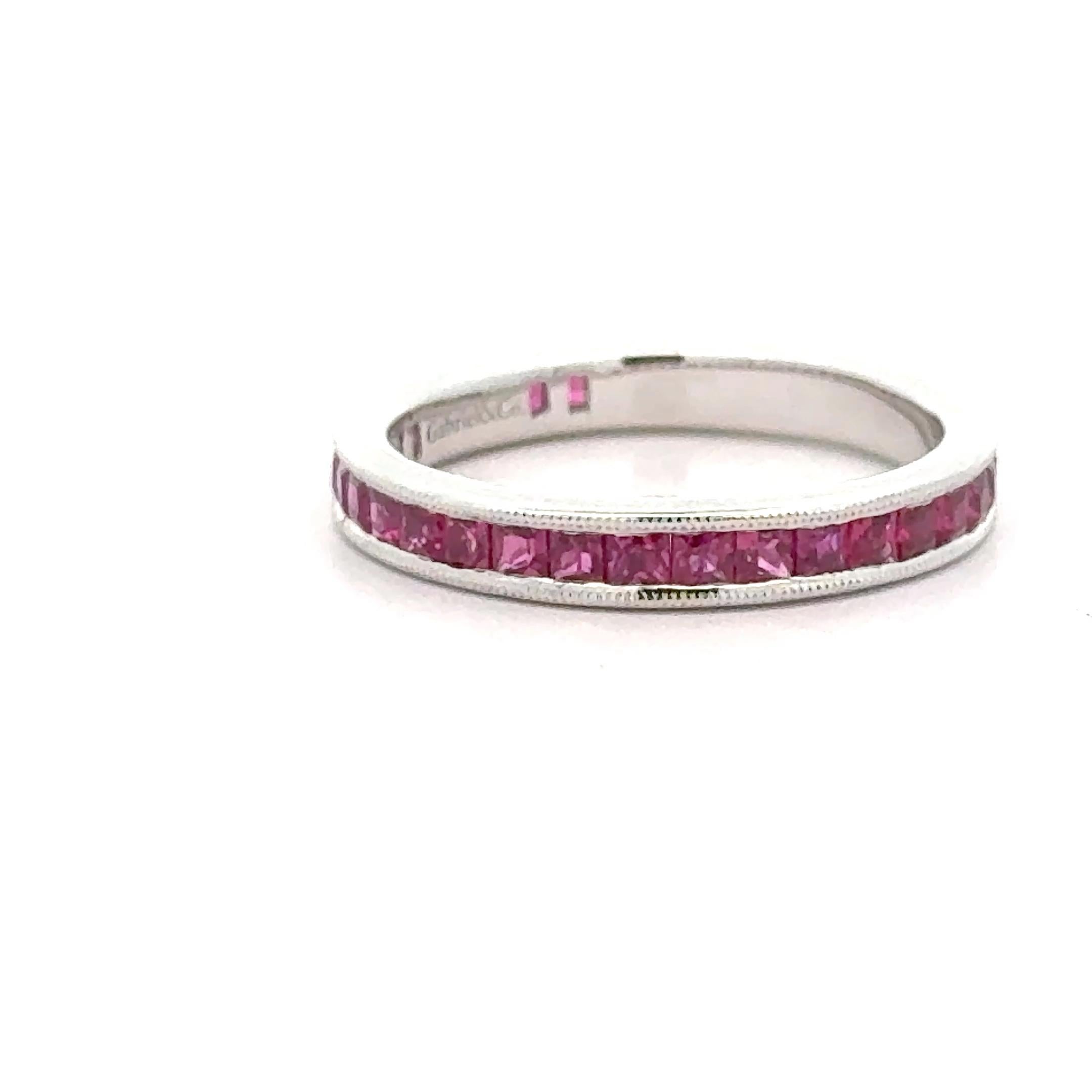 Elaborado con maestría en oro blanco de 14 quilates, este anillo apilable es el complemento perfecto para tu colección de joyas. Su elegante diseño permite apilarlas sin esfuerzo, proporcionando infinitas posibilidades de estilo personalizado.