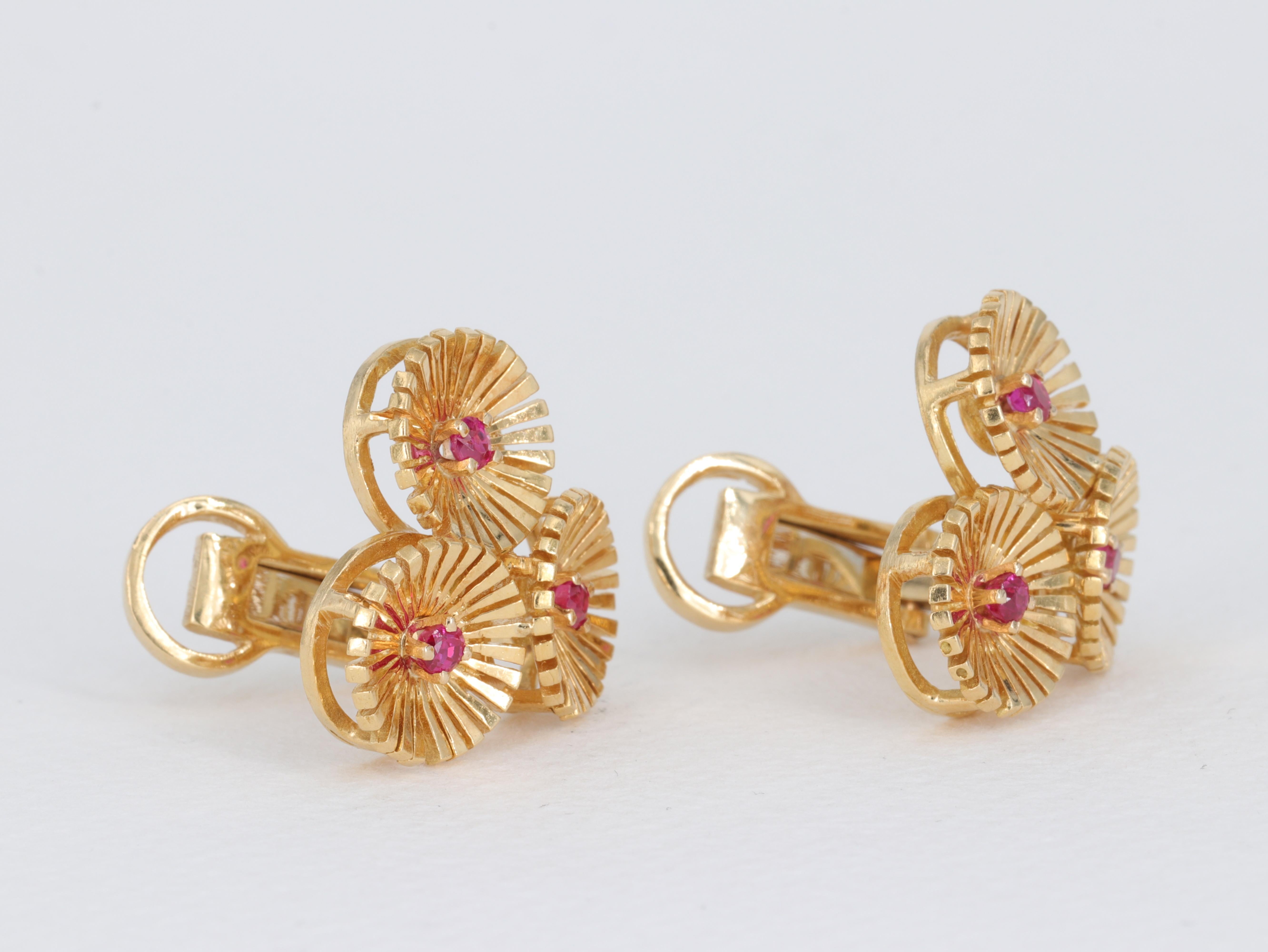 Pendientes Ráfaga de Estrellas de Rubí y Oro Amarillo de 18 Kilates Corte redondo en venta