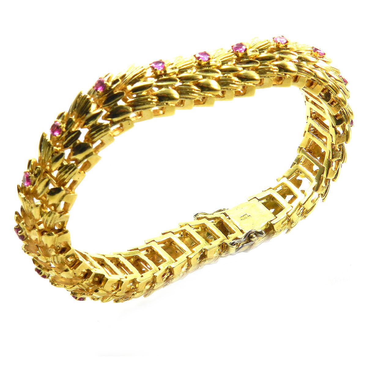 Ruby and 18K Textured Yellow Gold Bracelet 

Decorative gold bracelet made of textured links with a finely structured decoration, set with 20 rubies, totaling ca. 1.4 ct. 
 

750/18 K gold
20 rubies, total circa 1.4 ct
Size 17.5 cm long, 2 cm