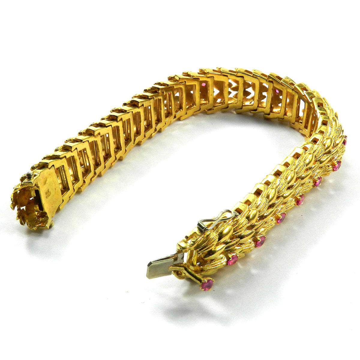 Ruby and 18 Karat Textured Yellow Gold Bracelet In Good Condition In Goettingen, DE