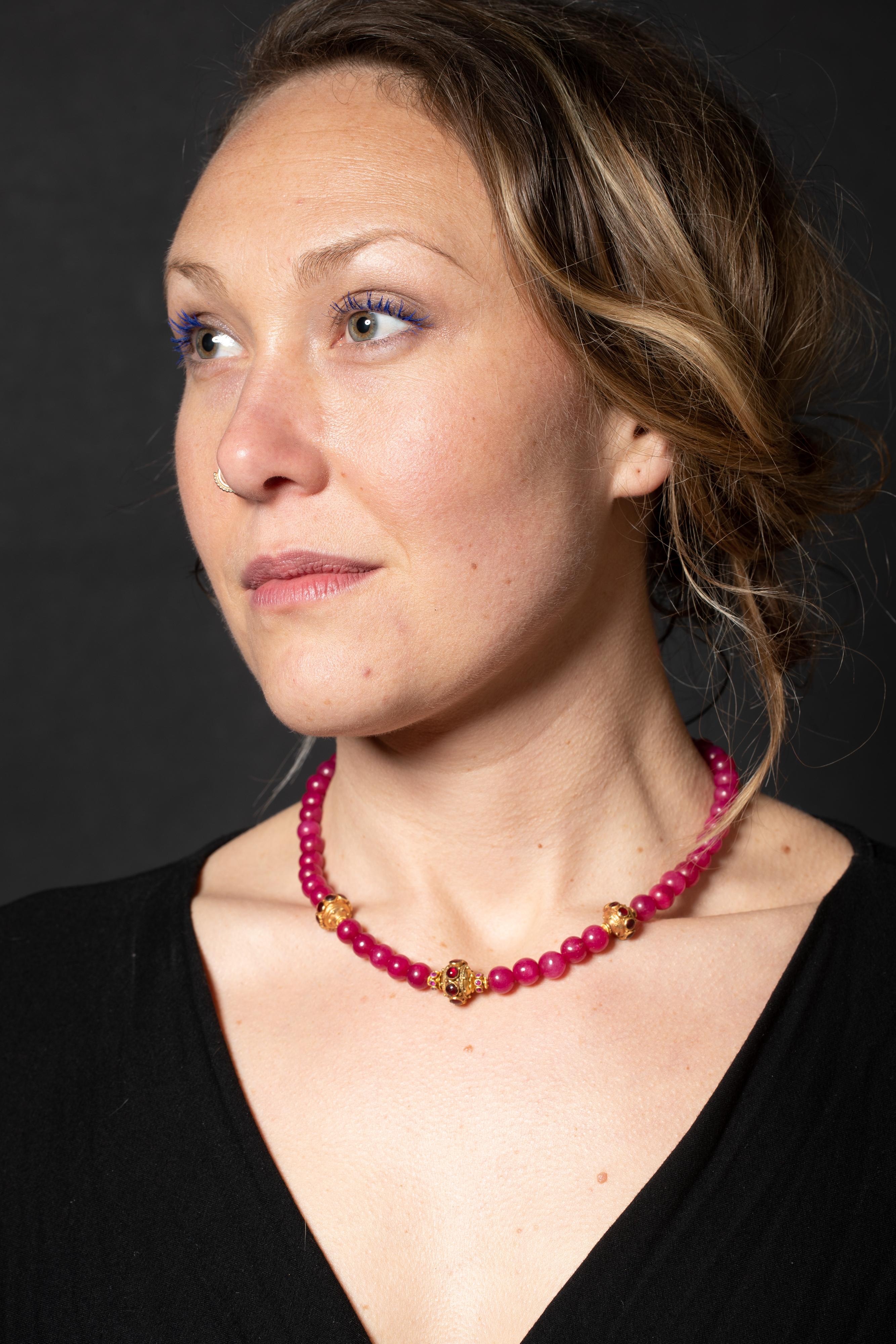 Collier de perles en rubis et or 22K par Deborah Lockhart Phillips Unisexe en vente