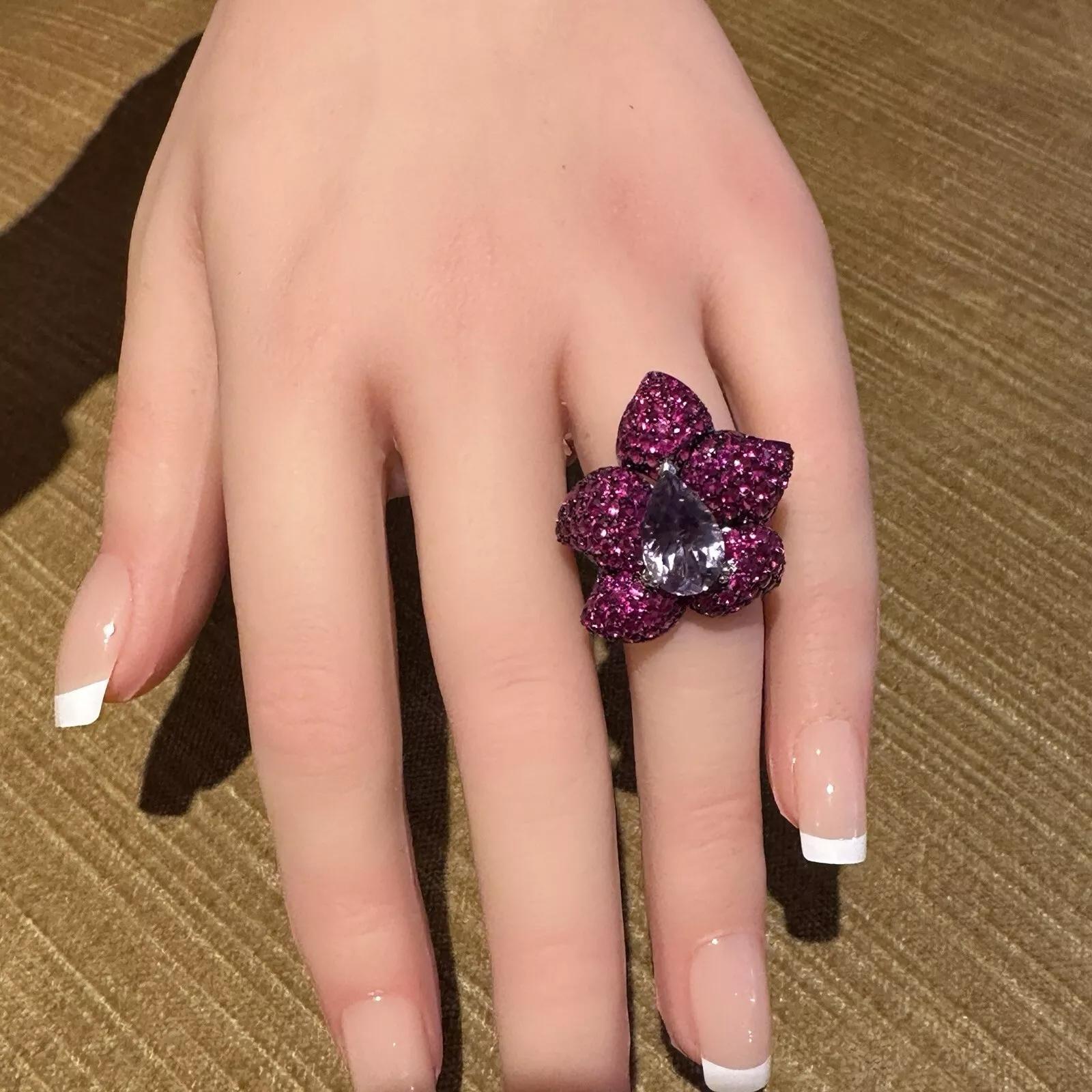 Anillo Cóctel Flor de Rubí y Amatista en Oro Blanco de 18k

El anillo de amatista y rubí tiene una amatista central en forma de pera de 3,02 quilates engastada en un anillo de flor de rubí pavé en un engaste de oro blanco de 18 quilates.

El peso