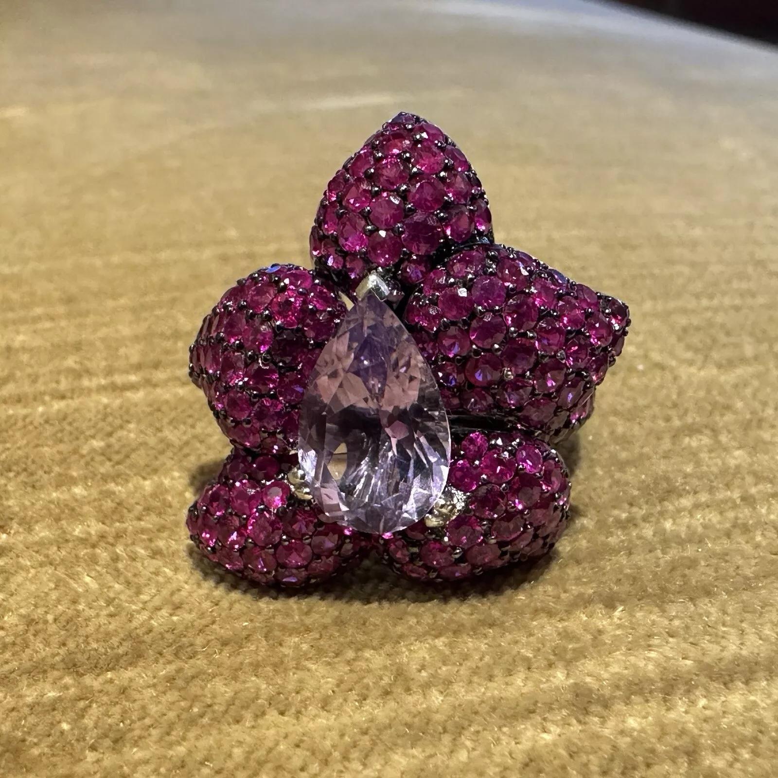 Anillo Cóctel Flor de Rubí y Amatista en Oro Blanco de 18k Corte pera en venta