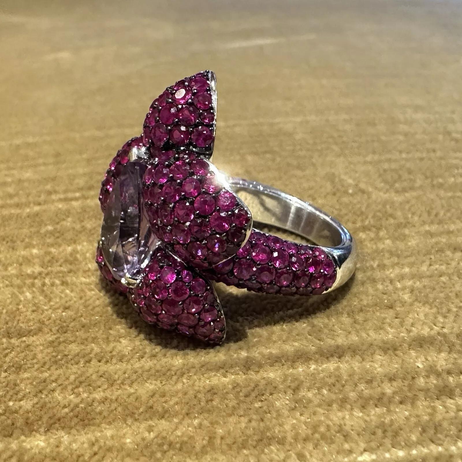 Anillo Cóctel Flor de Rubí y Amatista en Oro Blanco de 18k en Excelente estado para la venta en La Jolla, CA