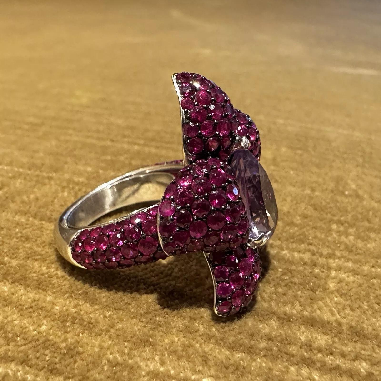 Anillo Cóctel Flor de Rubí y Amatista en Oro Blanco de 18k en venta 1