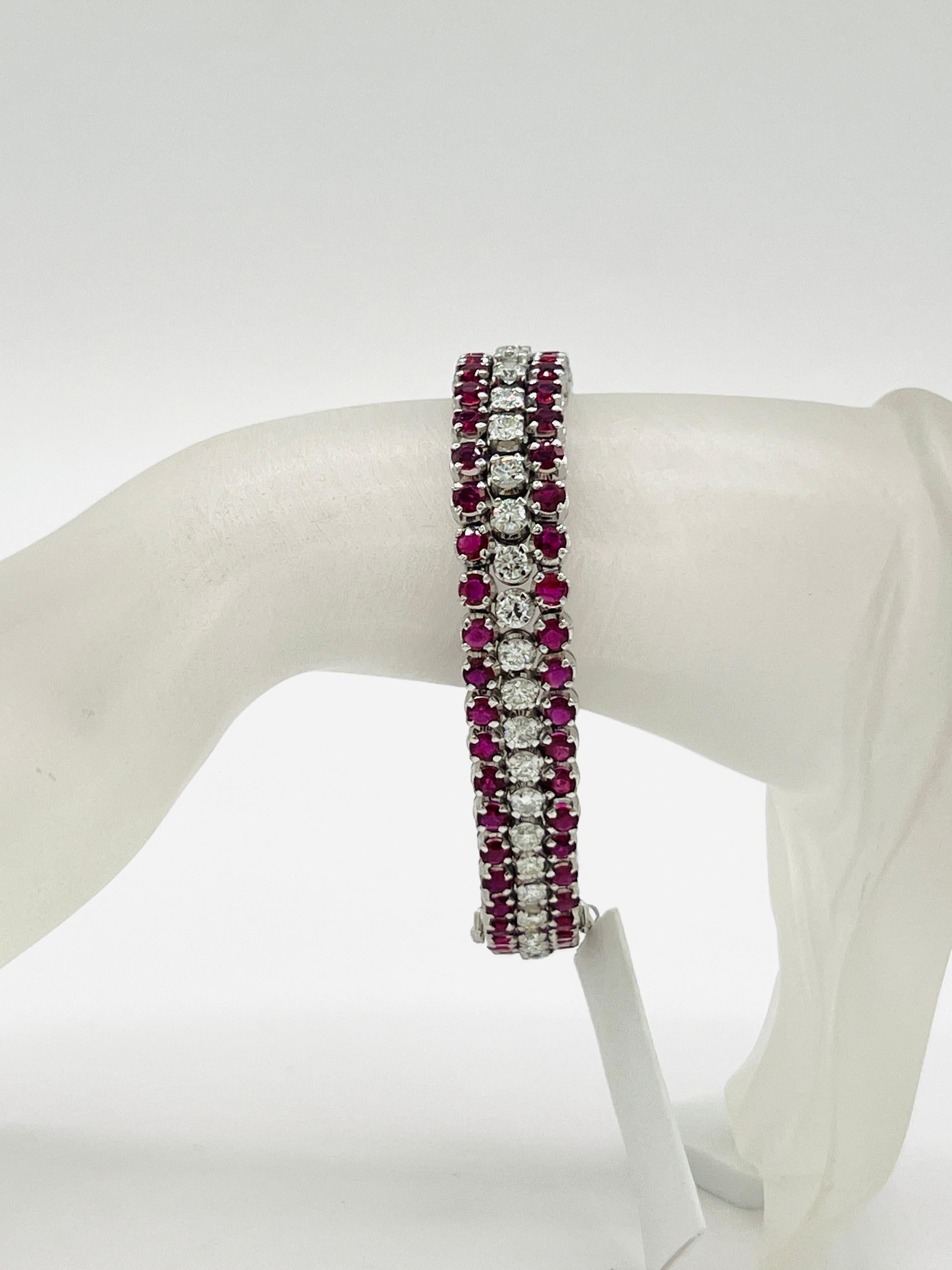 Taglio rotondo Bracciale a tre file di rubini e diamanti bianchi in oro bianco 18 carati in vendita