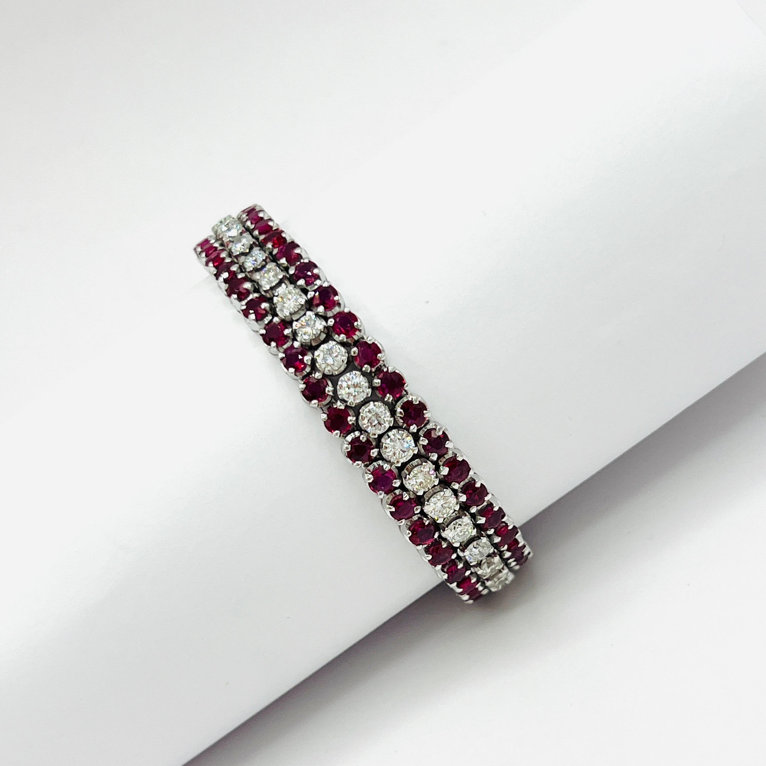 Bracciale a tre file di rubini e diamanti bianchi in oro bianco 18 carati In condizioni Nuovo in vendita a Los Angeles, CA