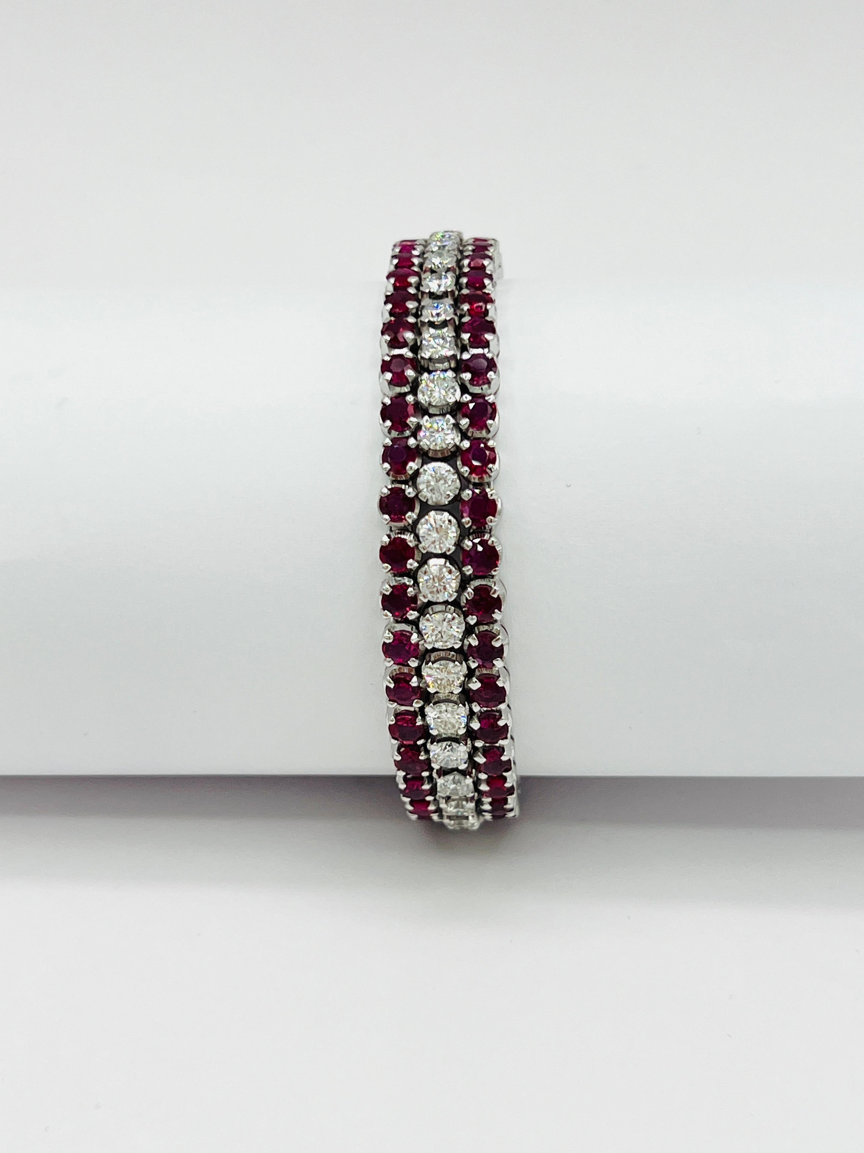 Bracciale a tre file di rubini e diamanti bianchi in oro bianco 18 carati in vendita 1