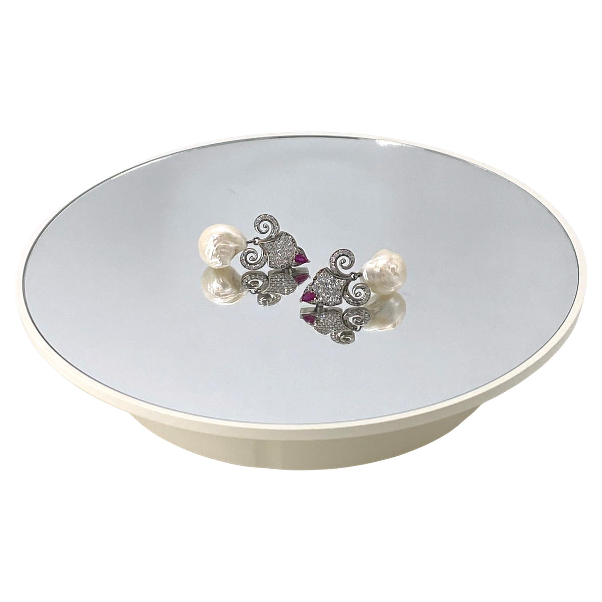 Taglio a goccia Ruby and Baroque Pearl Fleur-de-Lis Dangle Earrings in vendita