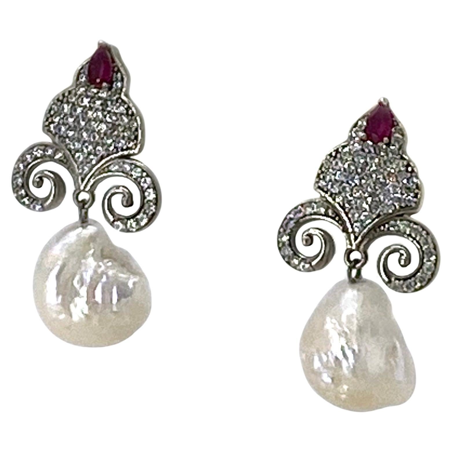 Ruby and Baroque Pearl Fleur-de-Lis Dangle Earrings In condizioni Nuovo in vendita a Atlanta, GA